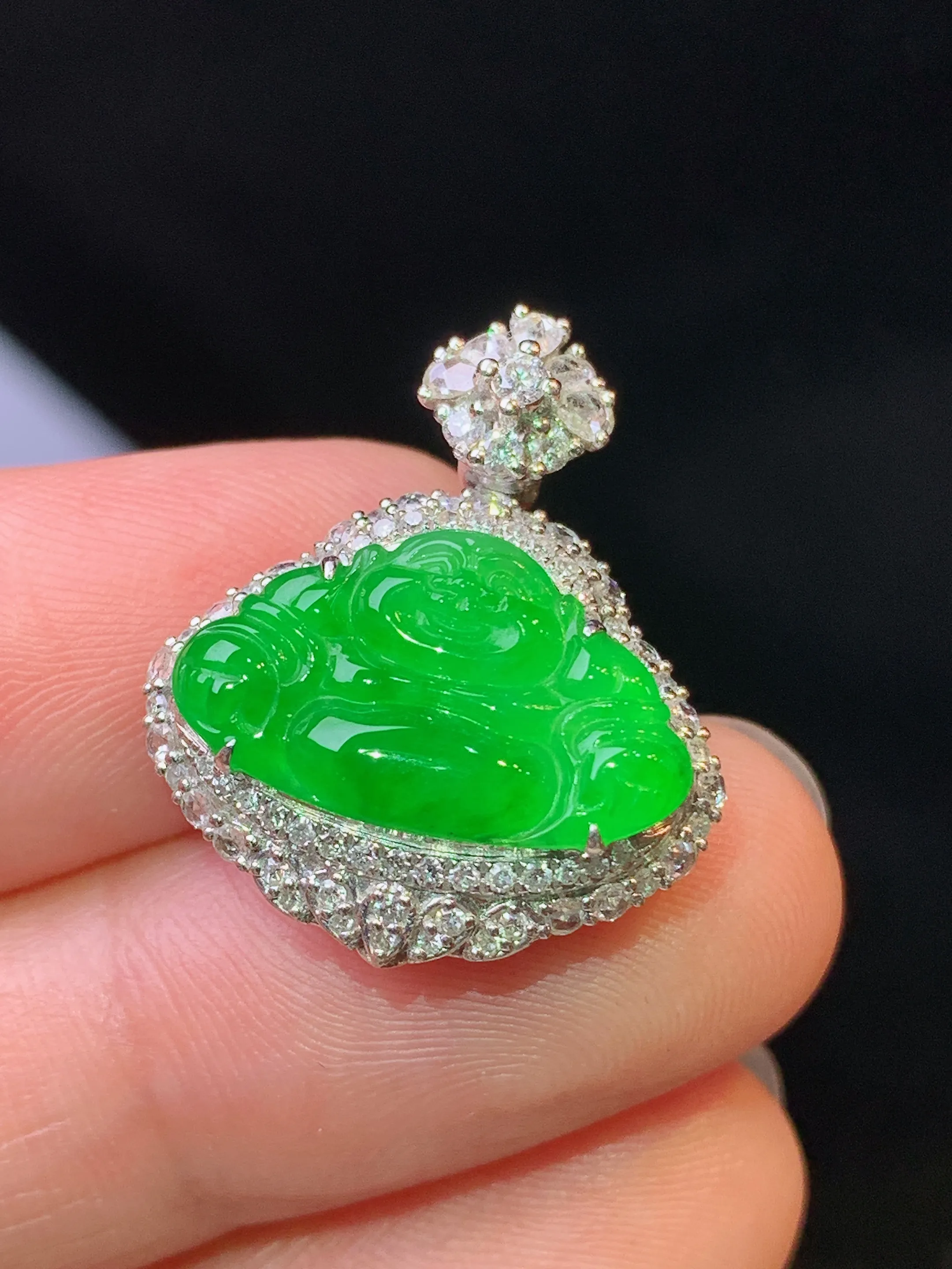 18k金钻镶嵌满绿佛公吊坠 玉质细腻 水润亮眼 色泽艳丽 整体尺寸22.5*19.2*8.5