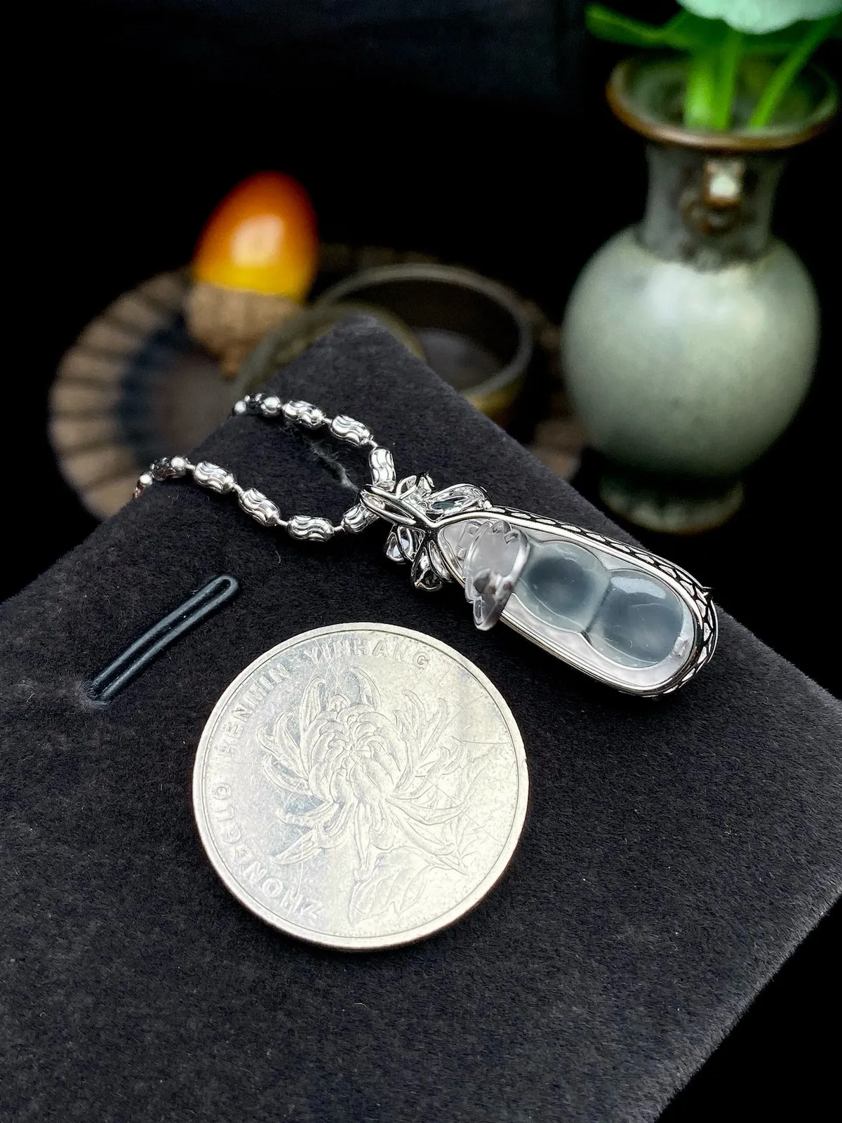 【冰种福豆吊坠】种地上乘，冰感十足，通透起光，饱满圆润，收藏品质，18k金钻镶嵌，裸石尺寸23.9*10.4*4.5毫米