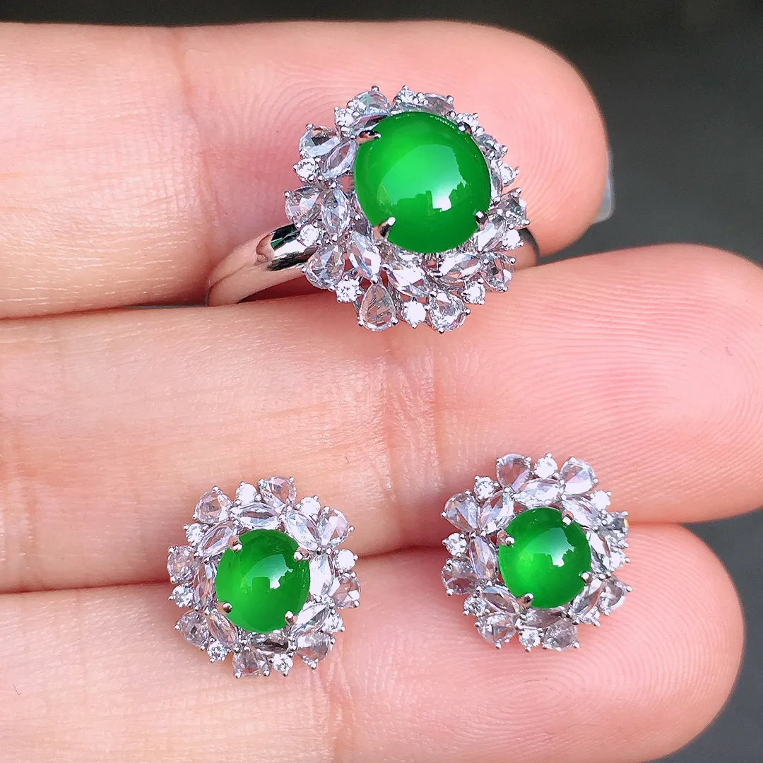 阳绿蛋面套装（耳钉+戒指），色泽均匀艳丽，玉质细腻，荧光感超
强，饱满圆润，尽显优雅气质，18k
金豪华镶嵌