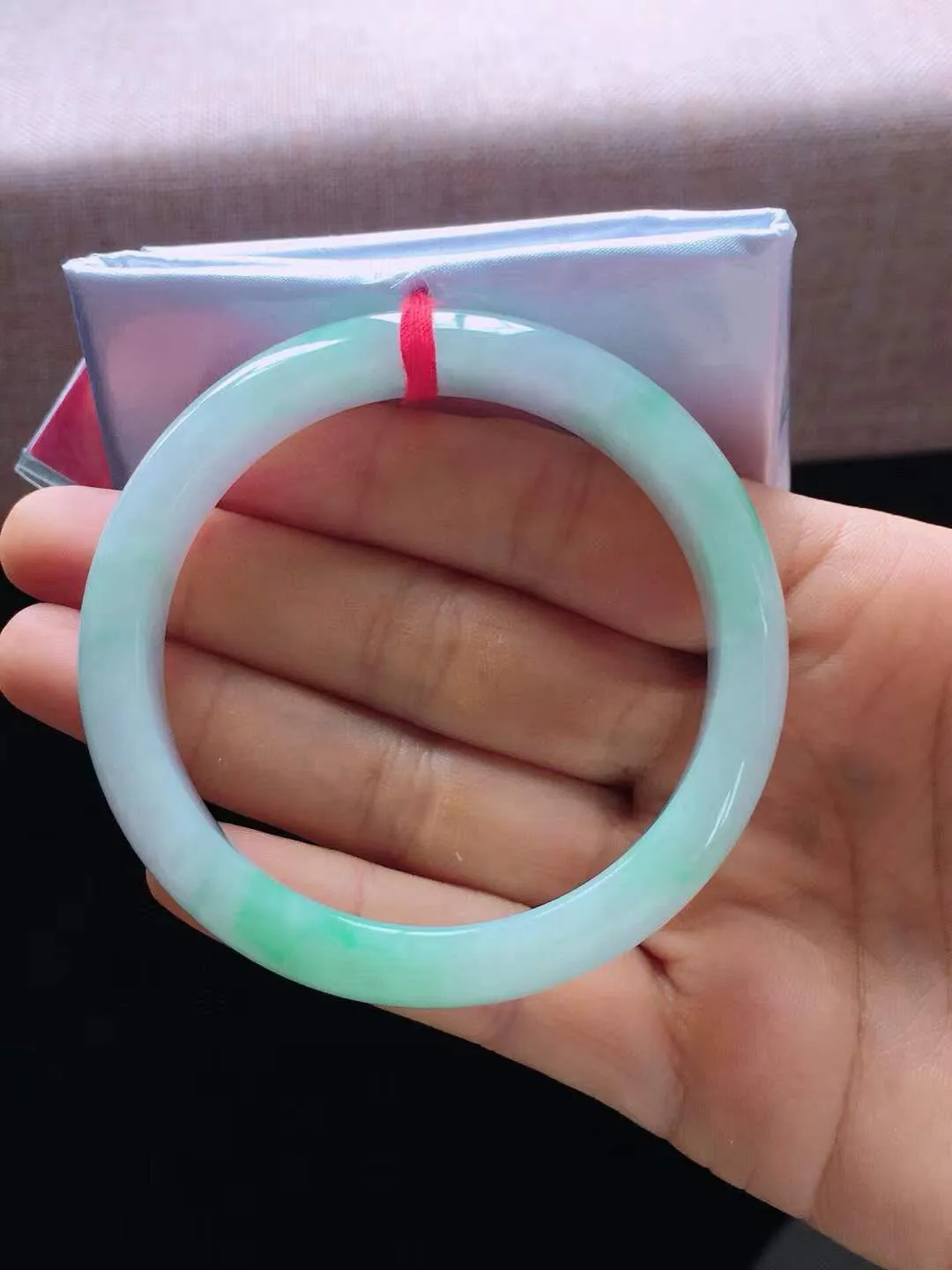 【翡翠名称】老种冰飘绿54正圈口圆条翡翠手镯
【翡翠尺寸】54*11*7.3mm适合53-55正圈口佩戴
【翡翠描述】缅甸天然翡翠A货，种老水足，玉质细腻，色泽靓丽，性价比高，佩戴效果好！