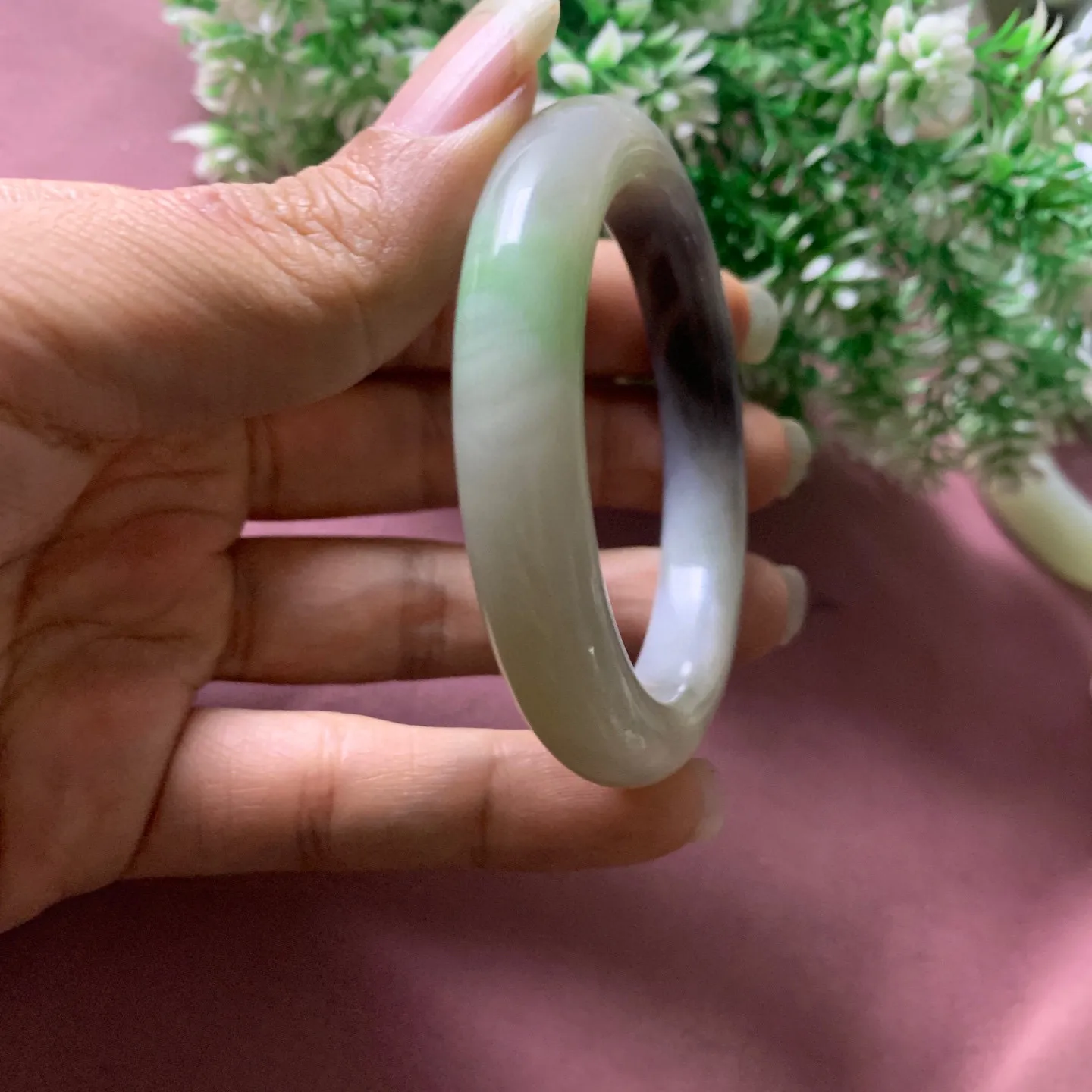 52圈口和田玉翠青三色手镯【挽间柔情】，镯型古朴典雅。在诗情画意的雨巷相遇，你是我腕间的一抹风情，有你眸有深情.清风荡漾湖间静水，我愿俯身低眉，在烟波涟漪处寻你