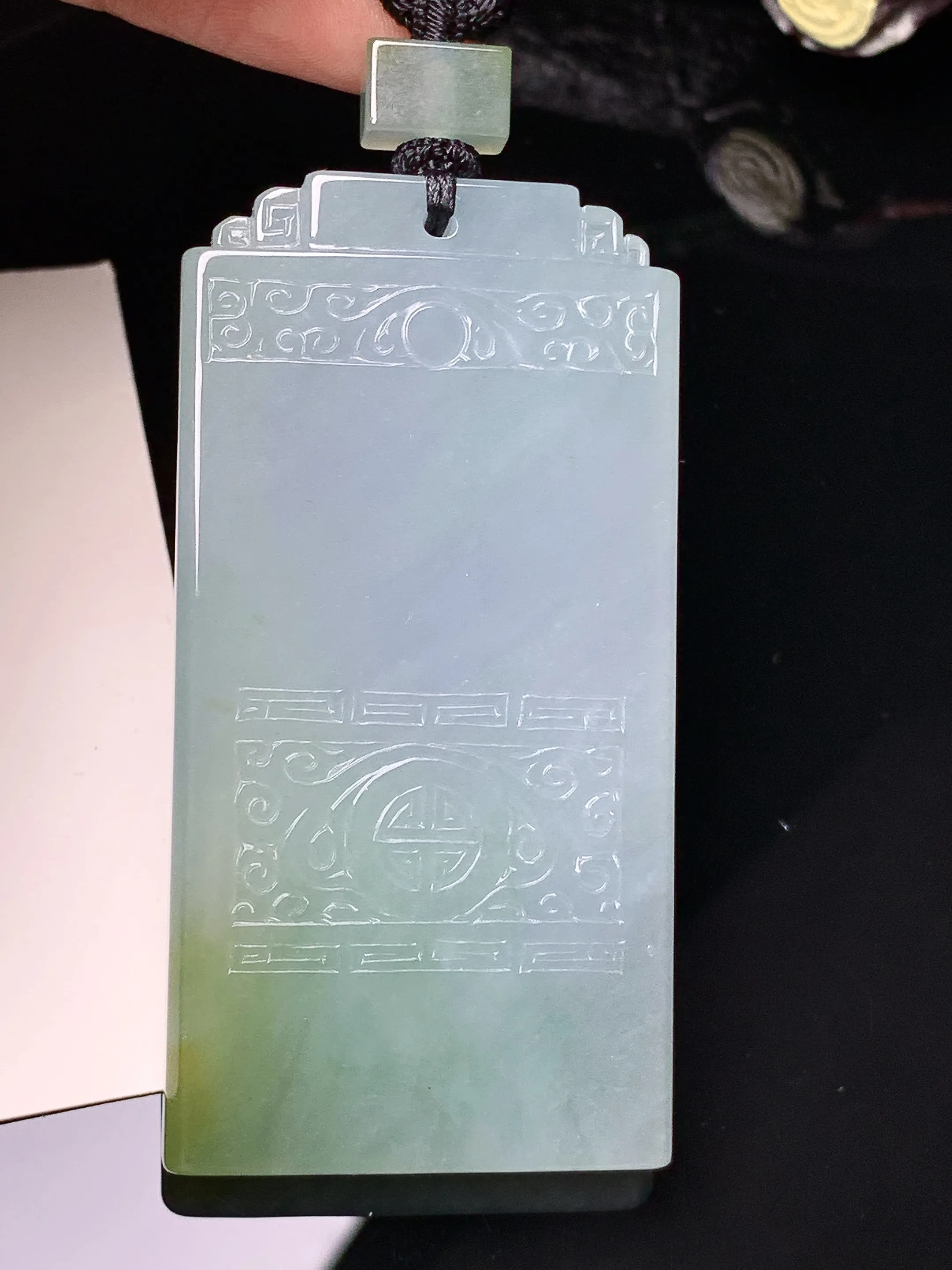 飘绿雕花无事牌吊坠 玉质细腻 水润亮眼 色泽艳丽 整体尺寸60.5*30.8*5.2