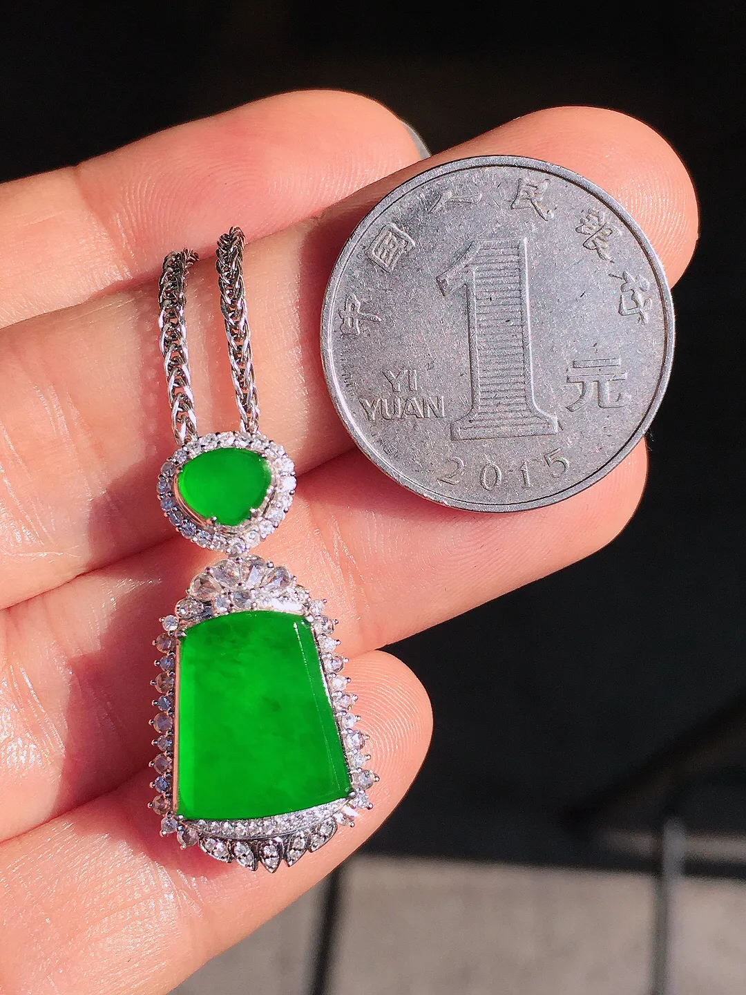 阳绿无事牌吊坠，色泽均匀艳丽，玉质细腻，荧光感超
强，饱满圆润，尽显优雅气质，18k
金豪华镶嵌