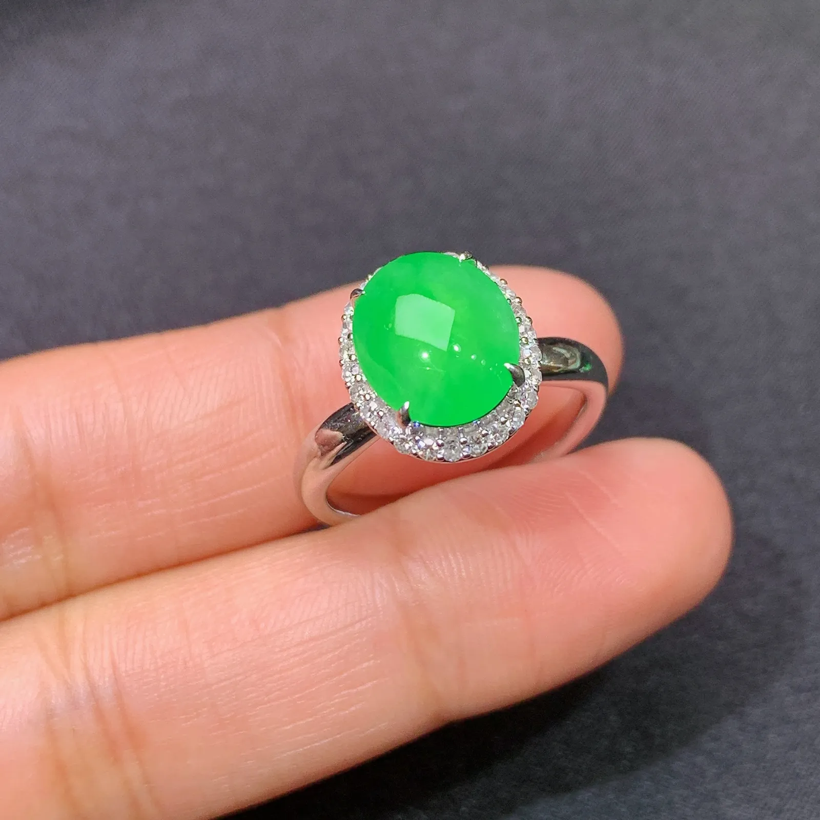 冰阳绿蛋面戒指，18K金镶嵌，款式精美，冰润色阳，种水足，Jc 圈口14 裸石10.2*8.5*3.3