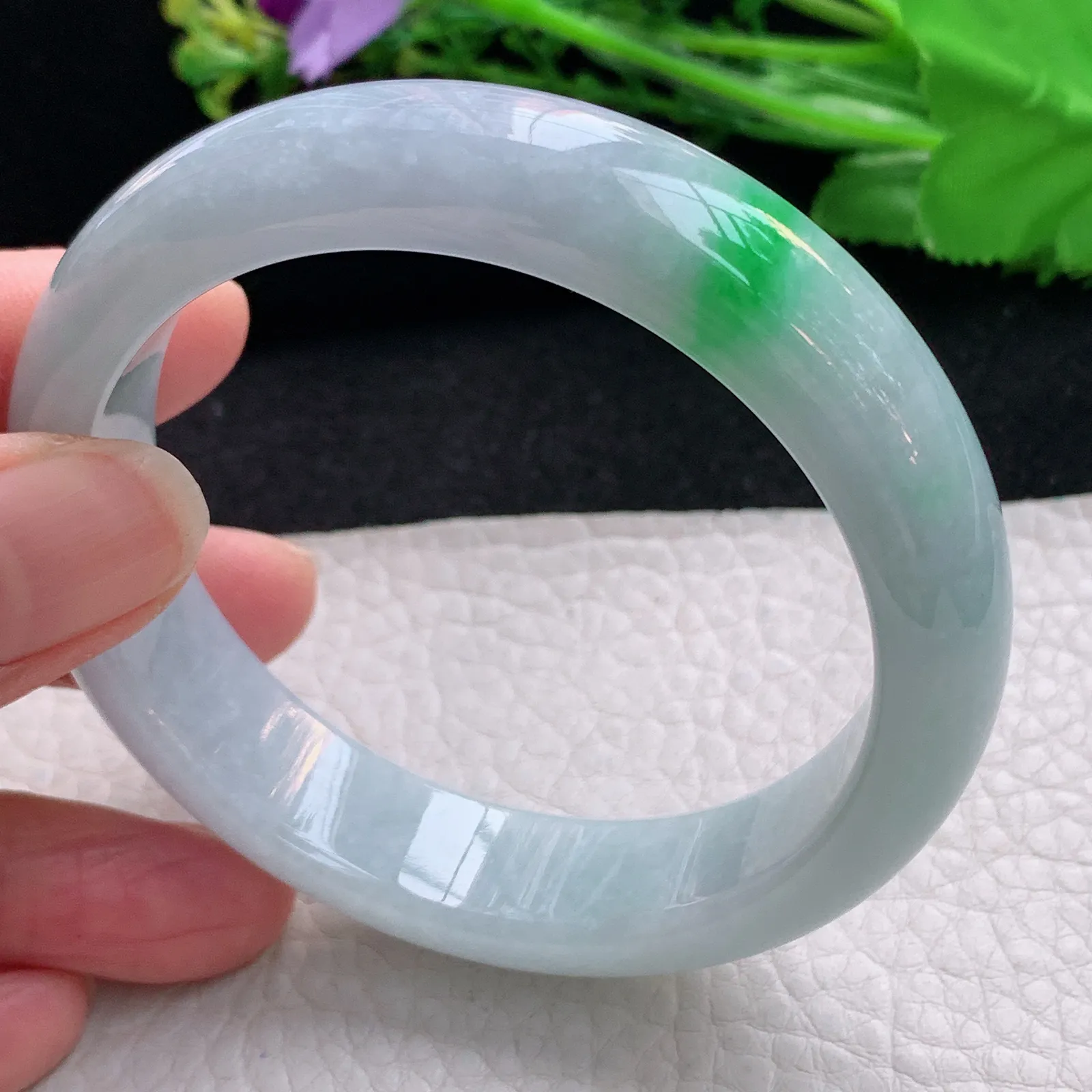 js自然光57.5*14.2*8平安镯 天然缅甸翡翠飘绿清新宽边玉手镯 珠宝玉手环