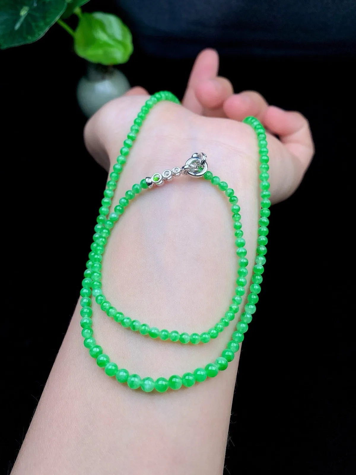 【冰种满绿珠链】珠链、手链两用款，质地细腻，光感很好，色泽娇艳纯正。完整度很不错，收藏品质