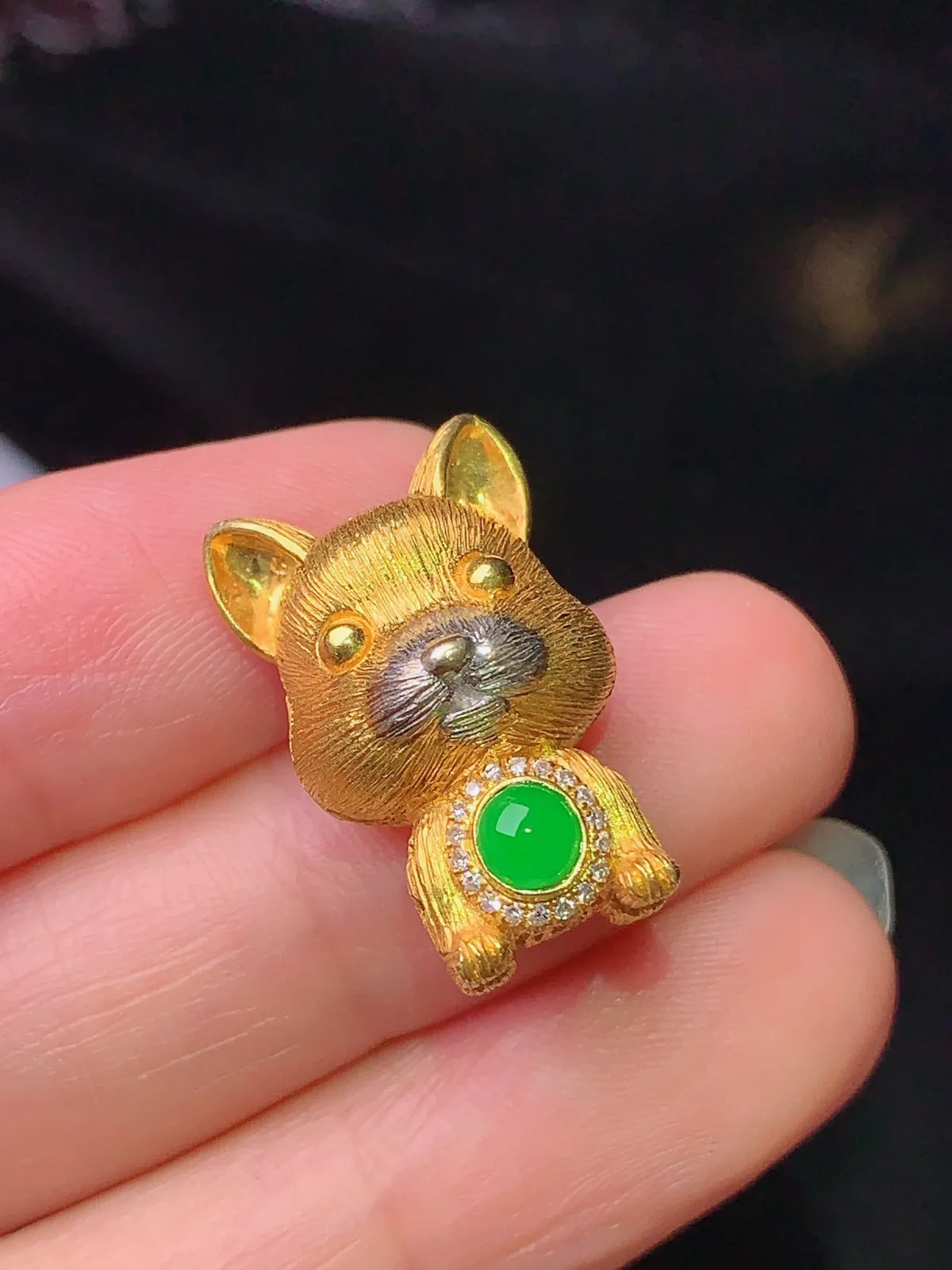 18k金钻镶嵌满绿蛋面宝宝狗吊坠 玉质细腻 色泽艳丽 整体尺寸21*13*11.3