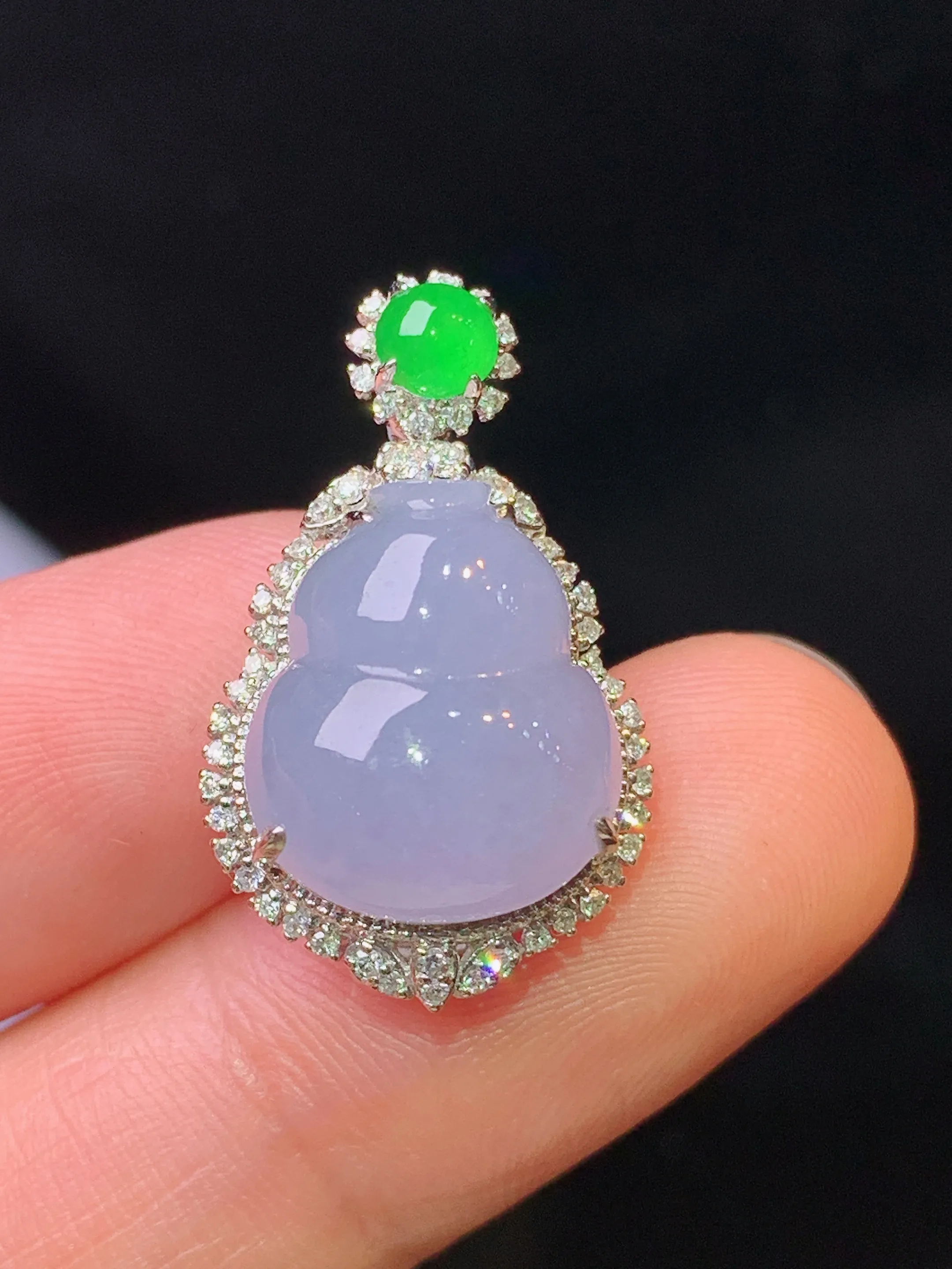 18k金钻镶嵌淡紫罗兰葫芦吊坠 玉质细腻 水润亮眼 色泽艳丽 整体尺寸24.8*14.7*10.6