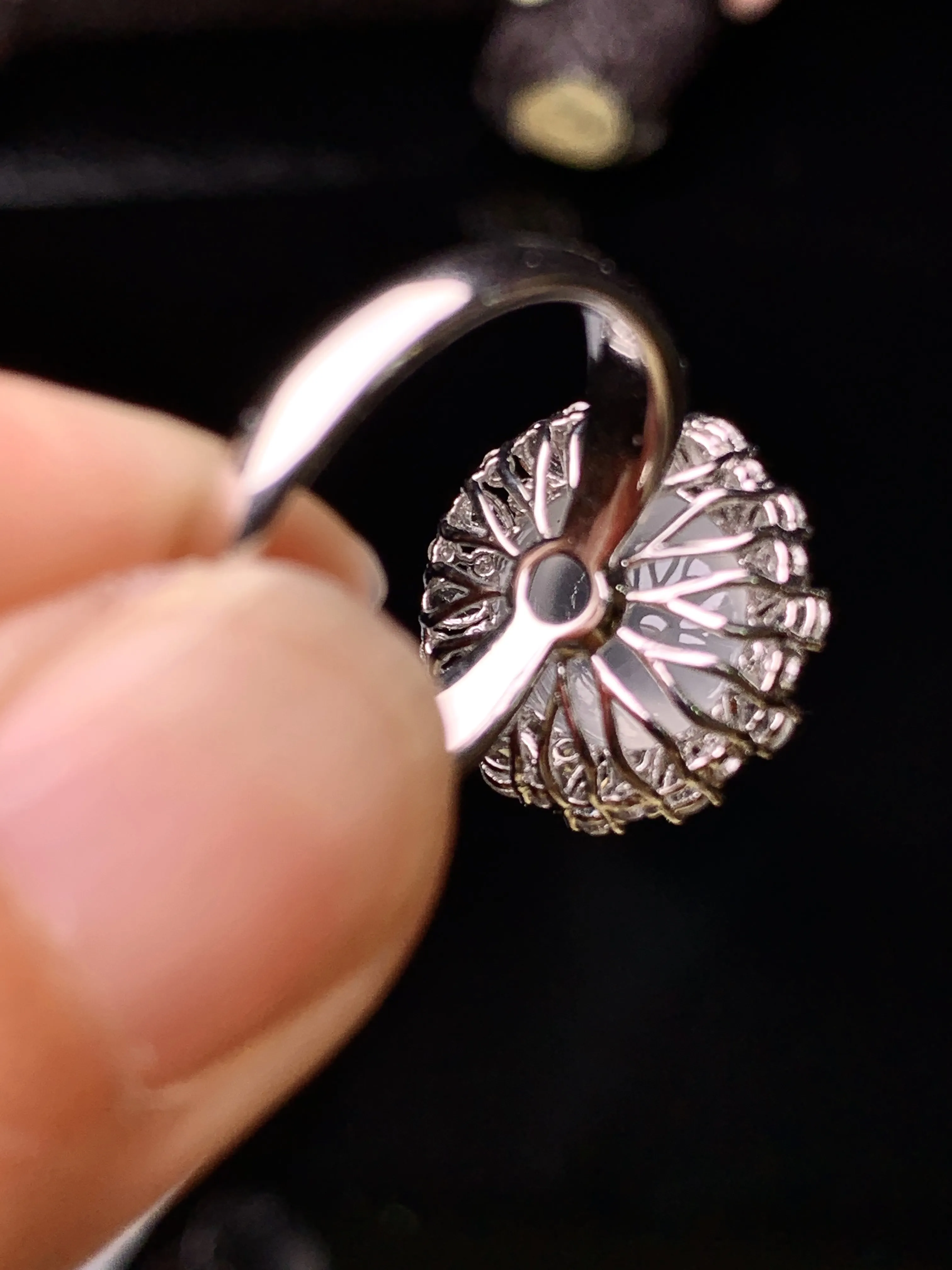 18k金钻镶嵌冰种蛋面戒指 玉质细腻 水润亮眼 色泽艳丽 圈口14 整体尺寸15.8*15*11