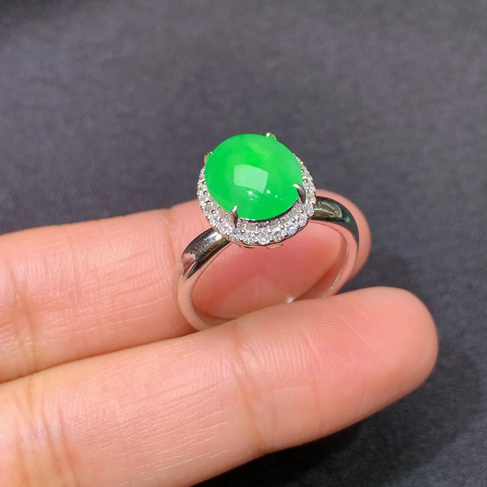 冰阳绿蛋面戒指，18K金镶嵌，款式精美，冰润色阳，种水足，Jc 圈口14 裸石10.2*8.5*3.3