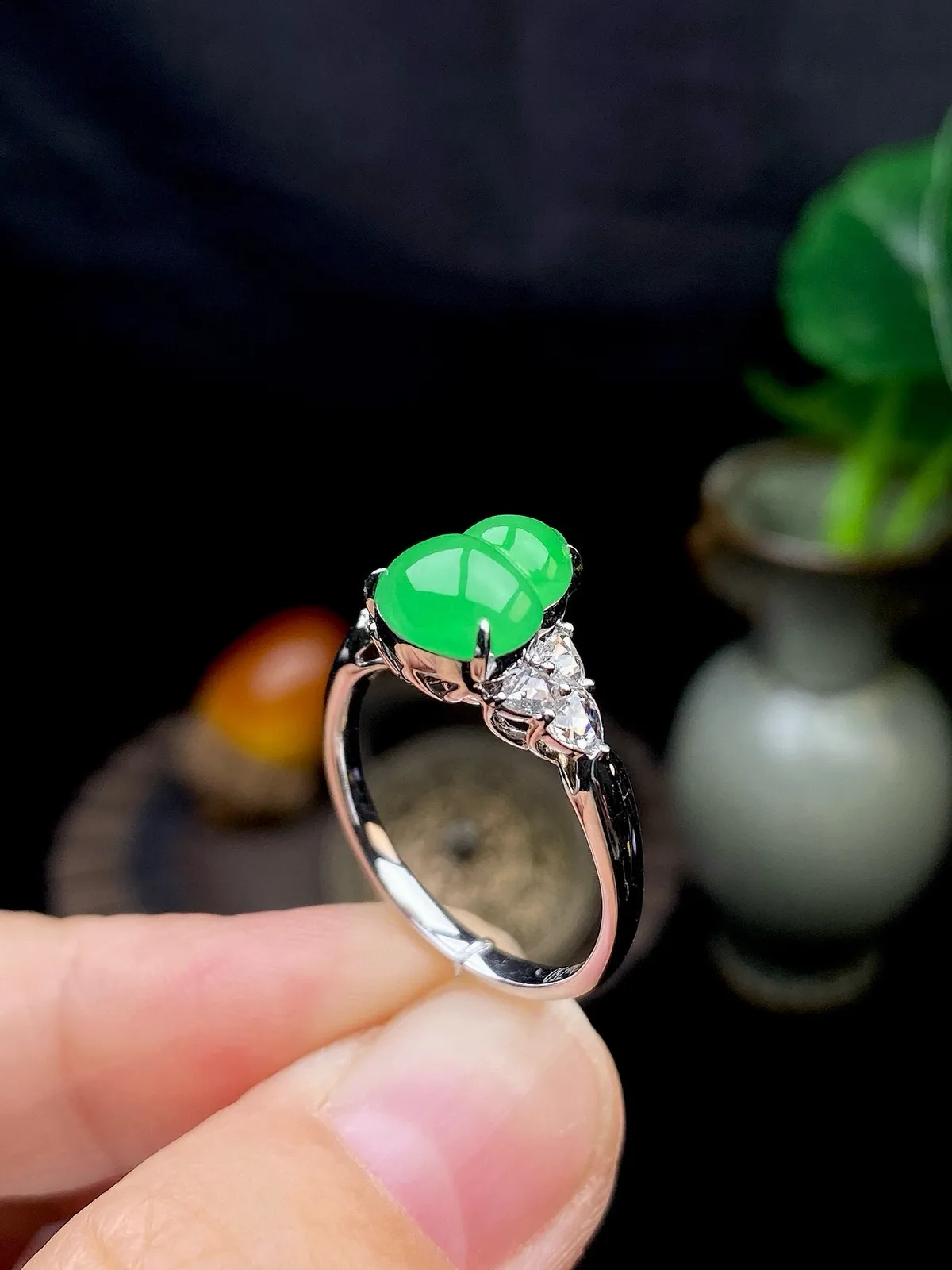【冰种满绿葫芦戒指】质地细腻，冰润起光，胶感强烈，冰感明显，18K金钻精美镶嵌，裸石尺寸10*7.4*3.8毫米