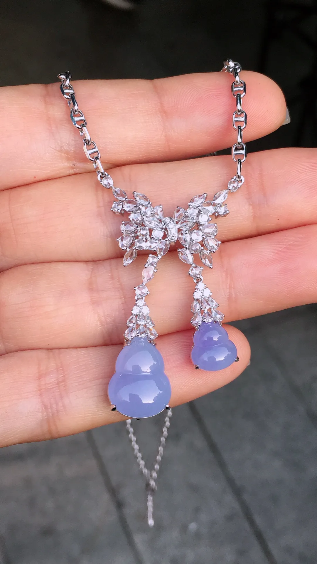 紫罗兰葫芦项链，色泽均匀艳丽，玉质细腻，荧光感超
强，饱满圆润，尽显优雅气质，18k
金豪华镶嵌