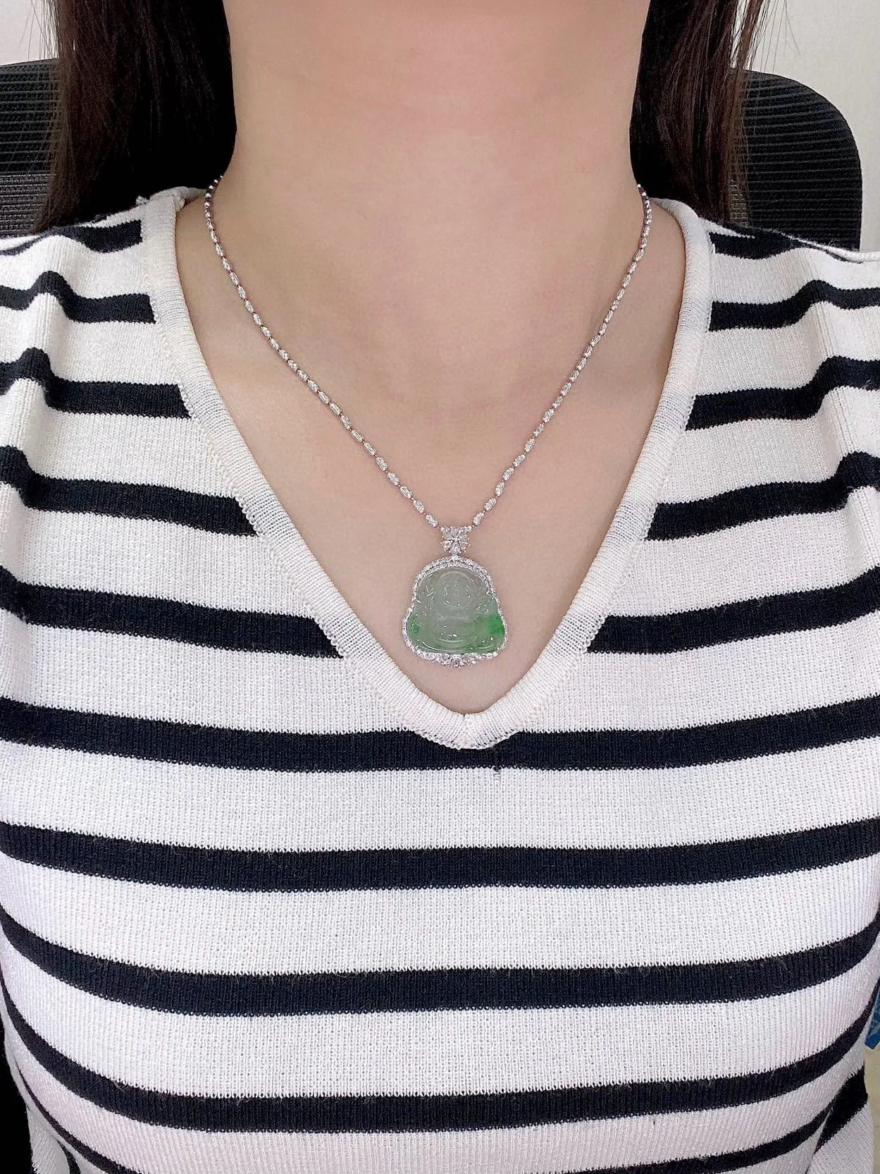 【冰种飘绿佛公吊坠】种水上乘，晶莹剔透，纯净通透，莹光感很强，18k金钻镶嵌，裸石尺寸20.2*23*5毫米