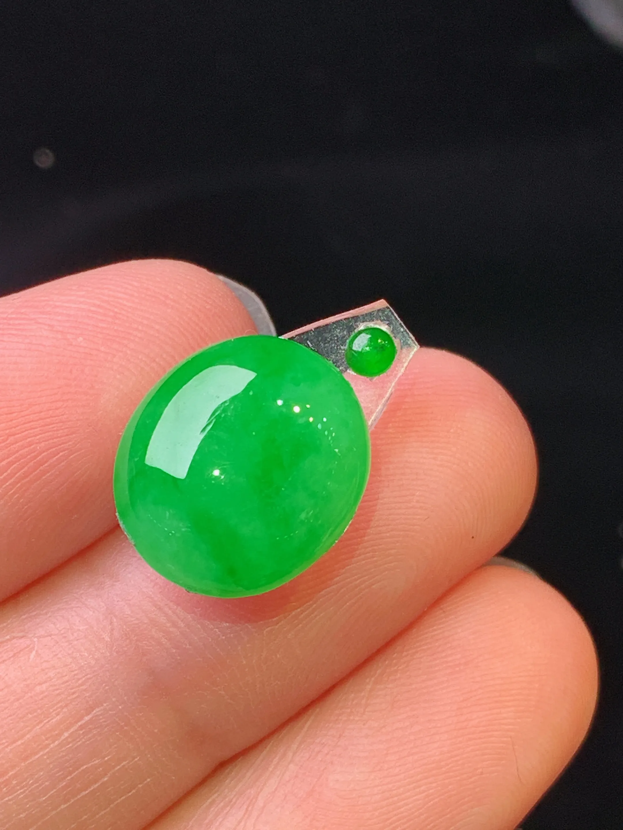 镶嵌款 满绿蛋面吊坠 玉质细腻 水润亮眼 色泽艳丽 整体尺寸13.2*11.6*5.5