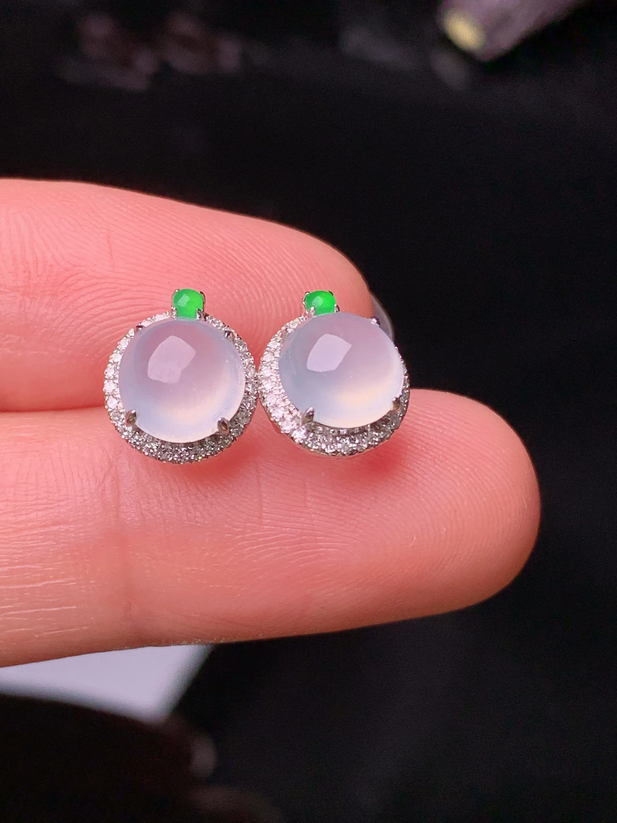 18k金钻镶嵌冰种蛋面耳钉 玉质细腻 水润亮眼 色泽艳丽 整体尺寸9.5*8.5*6.5