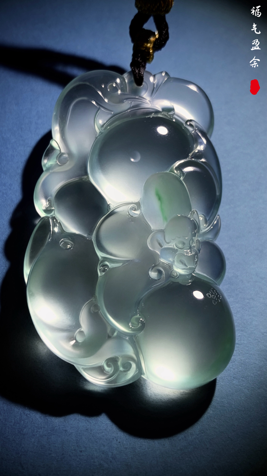 【福运相伴·平安顺遂】“五豚承蝠，五福临门”，
高品质缅甸天然A货翡翠料子，
作品56-34.5-14.5mm，