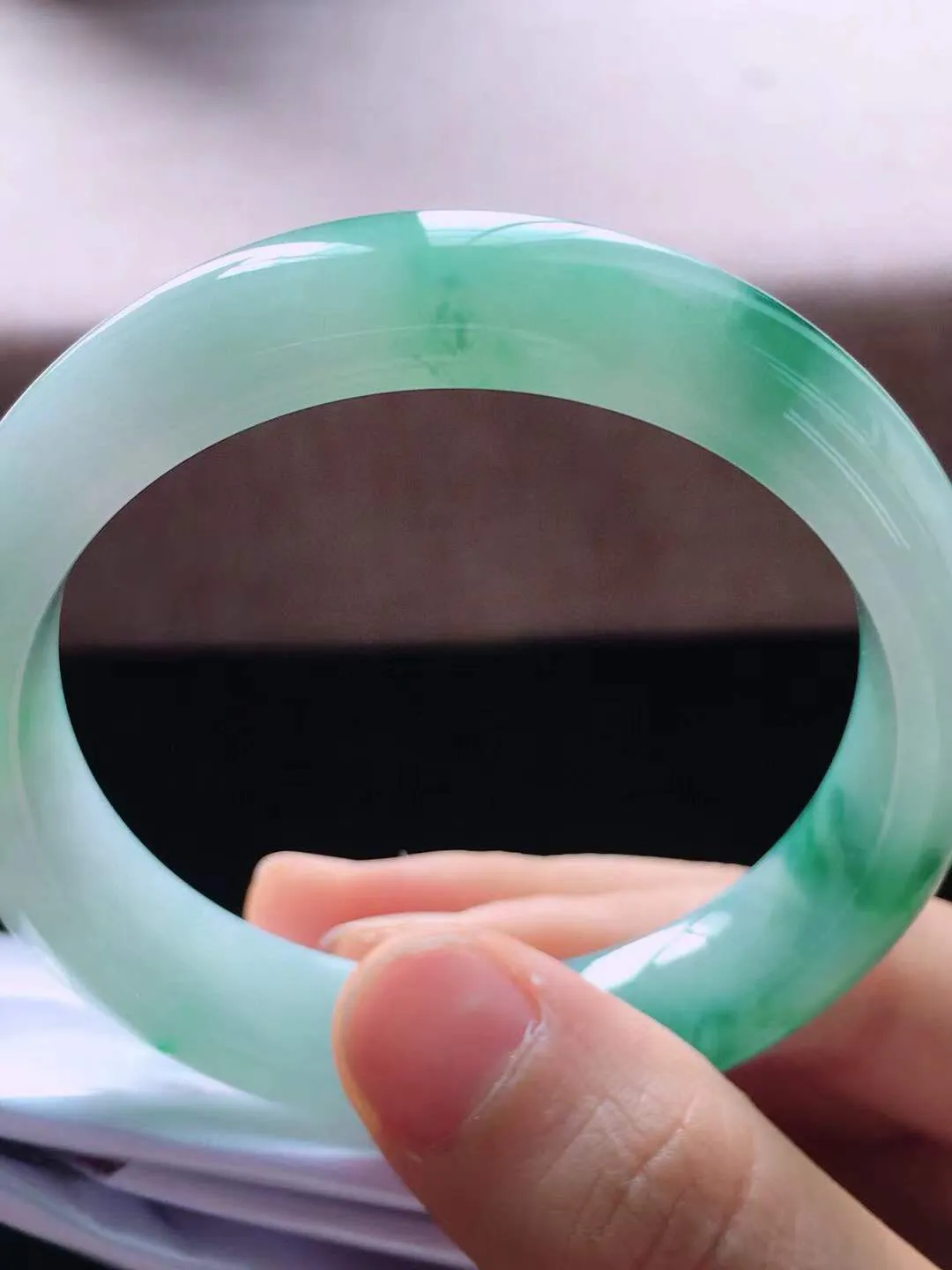 【翡翠名称】老种冰飘花53.8正圈口翡翠手镯
【翡翠尺寸】53.8*12.6*7.8mm适合53-55正圈口佩戴
【翡翠描述】缅甸天然翡翠A货，种老水足，玉质细腻，色泽靓丽，性价比高，佩戴效果好！