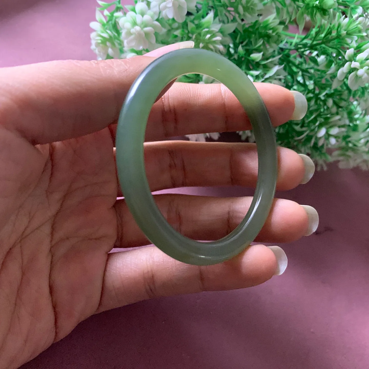 51圈口和田玉冰晴水色手镯【挽间柔情】，镯型古朴典雅。在诗情画意的雨巷相遇，你是我腕间的一抹风情，有你眸有深情.清风荡漾湖间静水，我愿俯身低眉，在烟波涟漪处寻你