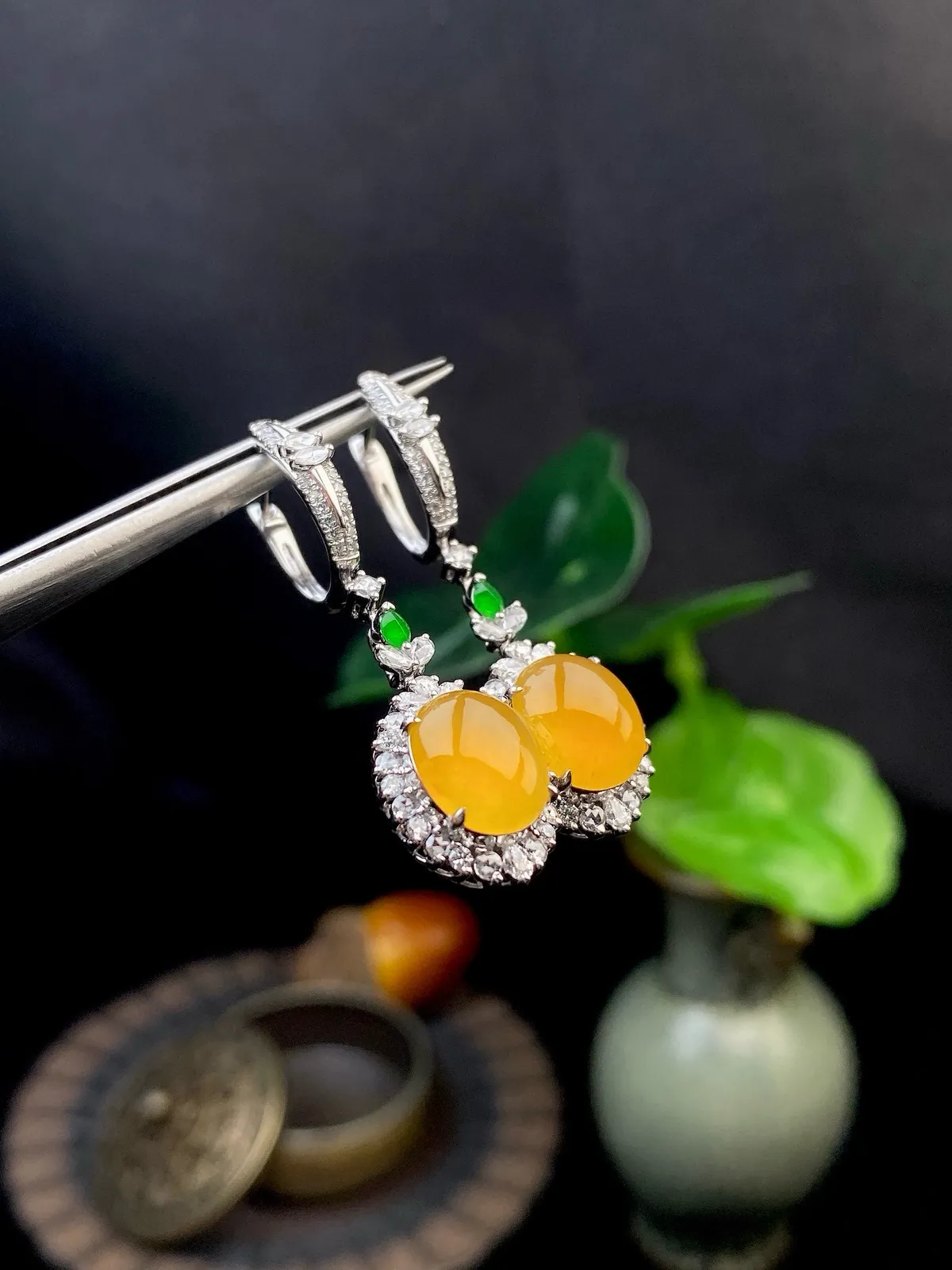 【冰种黄翡蛋面耳坠】质地细腻，种水上乘，纯净通透，收藏品质，18k金钻豪华镶嵌，裸石尺寸9.7*8.2*3.6毫米