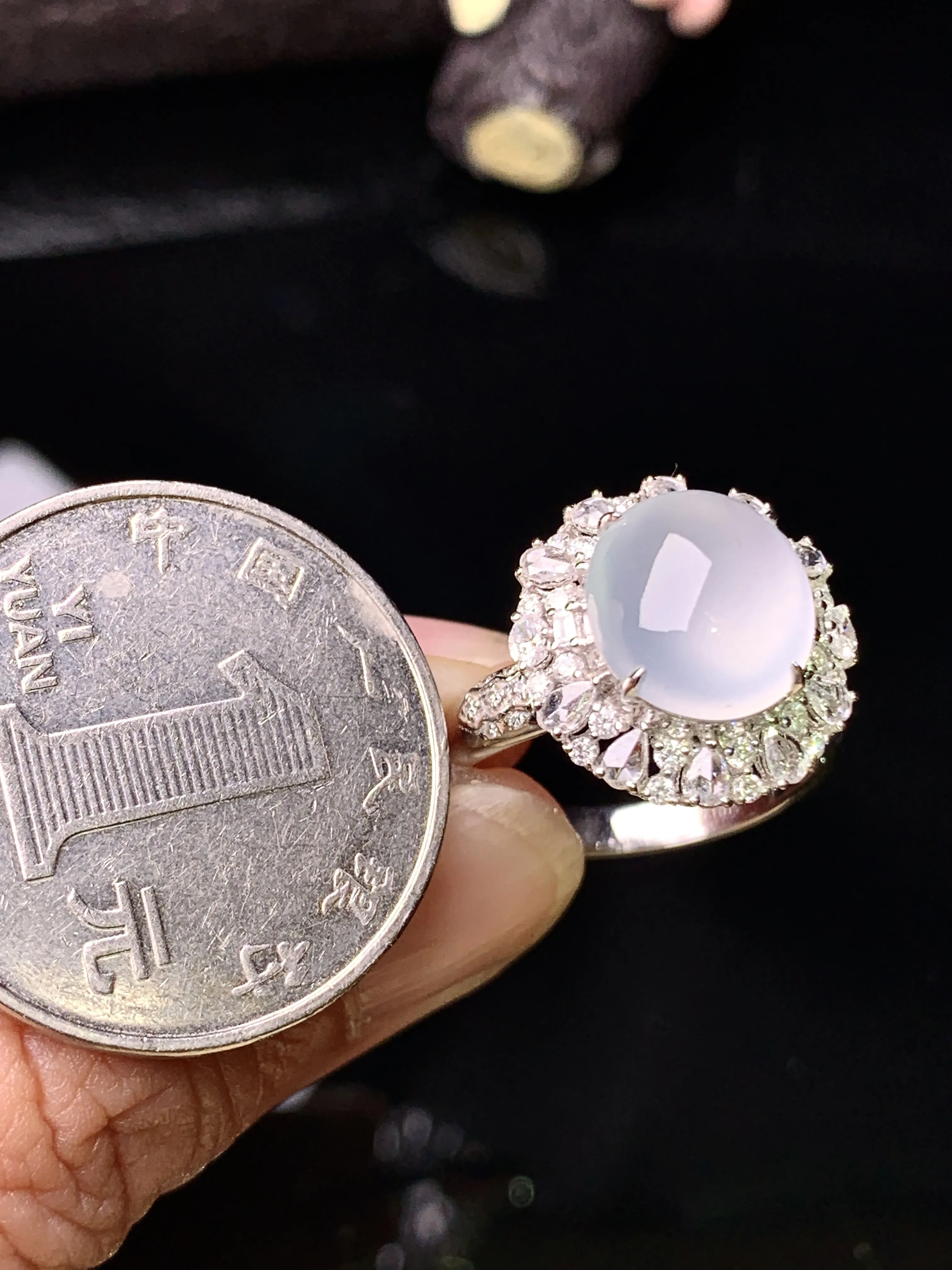 18k金钻镶嵌冰种蛋面戒指 玉质细腻 水润亮眼 色泽艳丽 圈口14 整体尺寸15.8*15*11