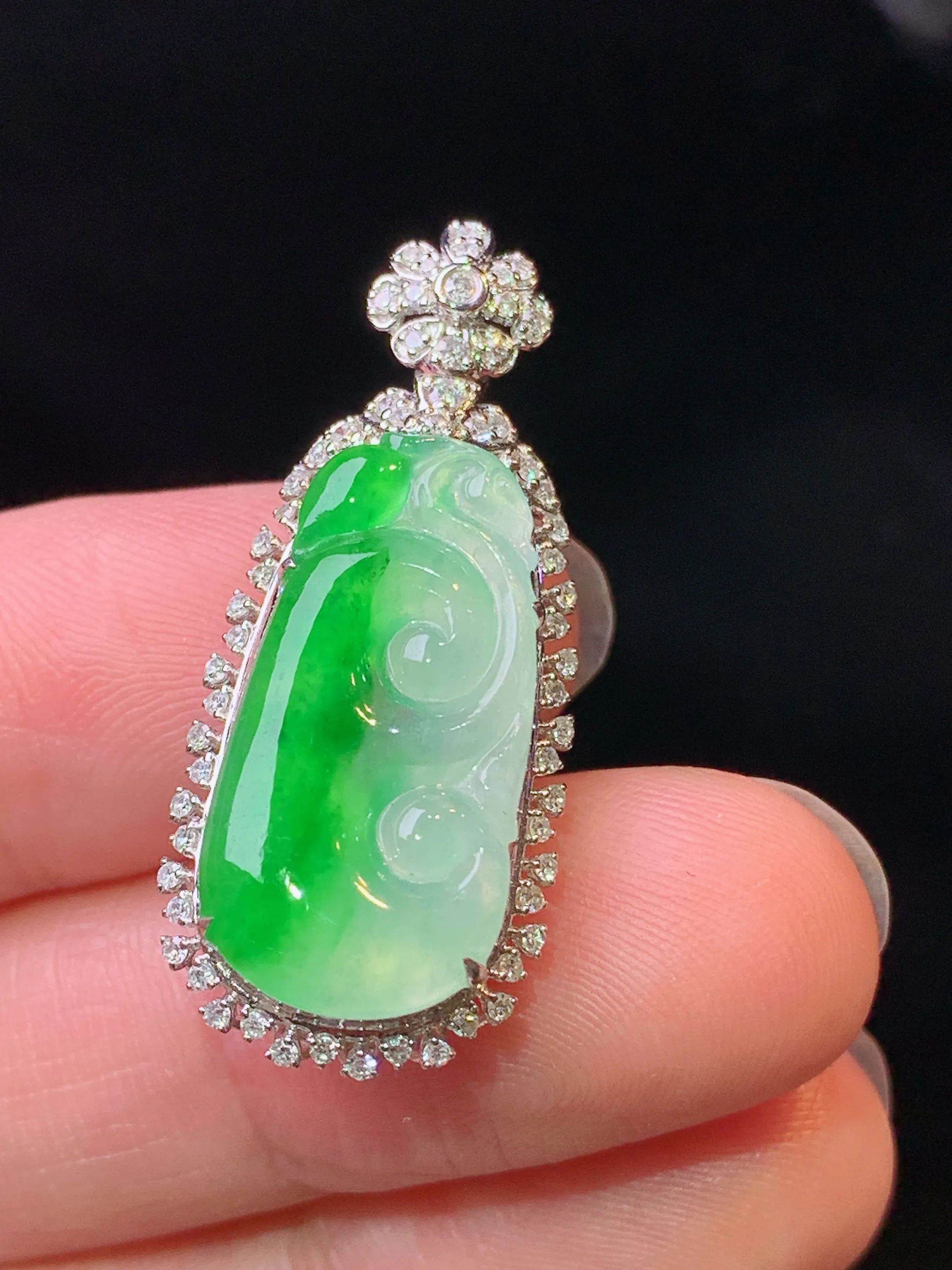 18k金钻镶嵌冰种飘绿如意吊坠 玉质细腻 水润亮眼 色泽艳丽 整体尺寸32.2*13.7*8.3