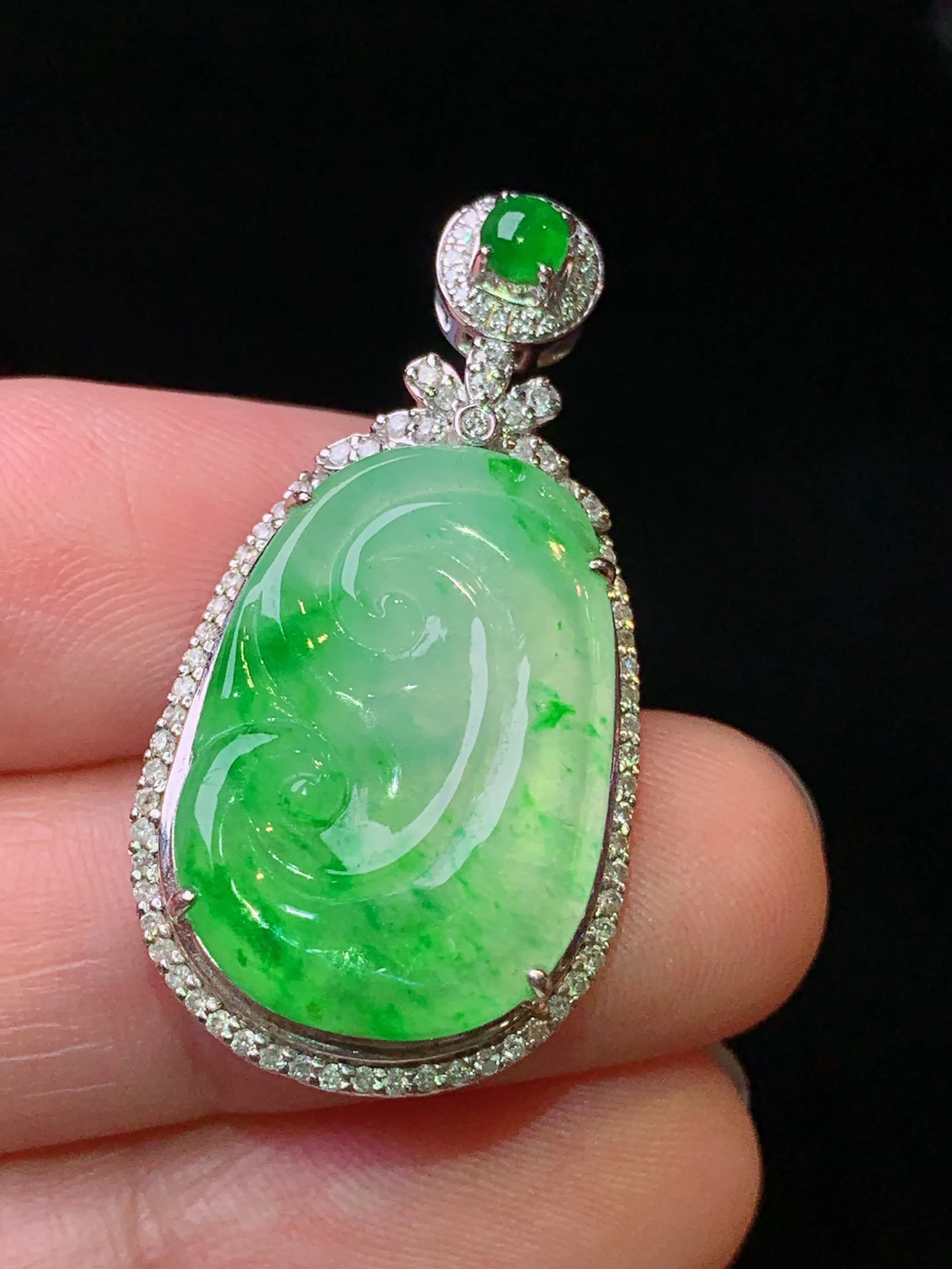 18k金钻镶嵌飘绿如意吊坠 玉质细腻 水润亮眼 色泽艳丽 整体尺寸33.7*17.3*6