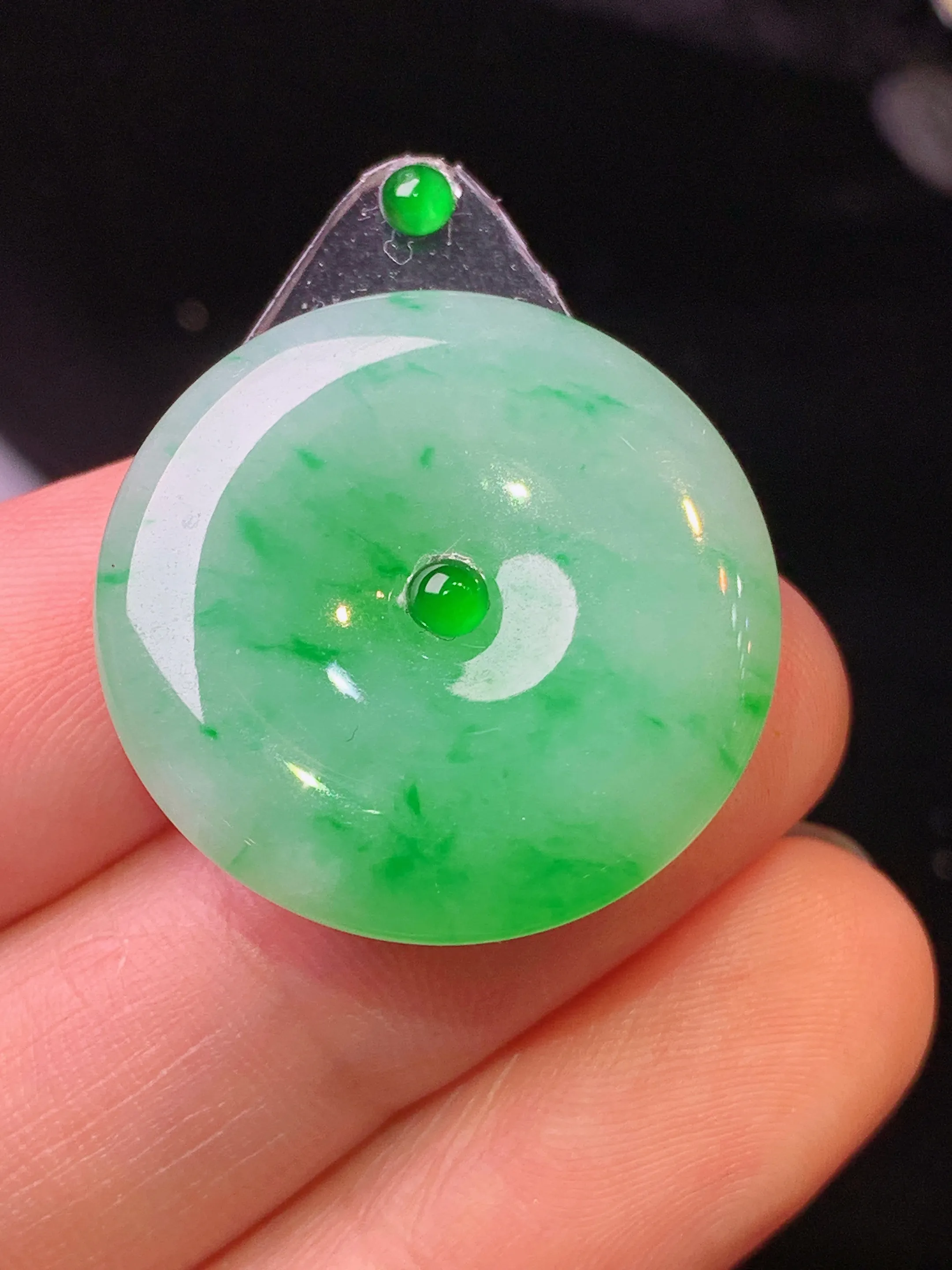 镶嵌款 翠绿平安扣吊坠 玉质细腻 水润亮眼 色泽艳丽 整体尺寸24*5.2