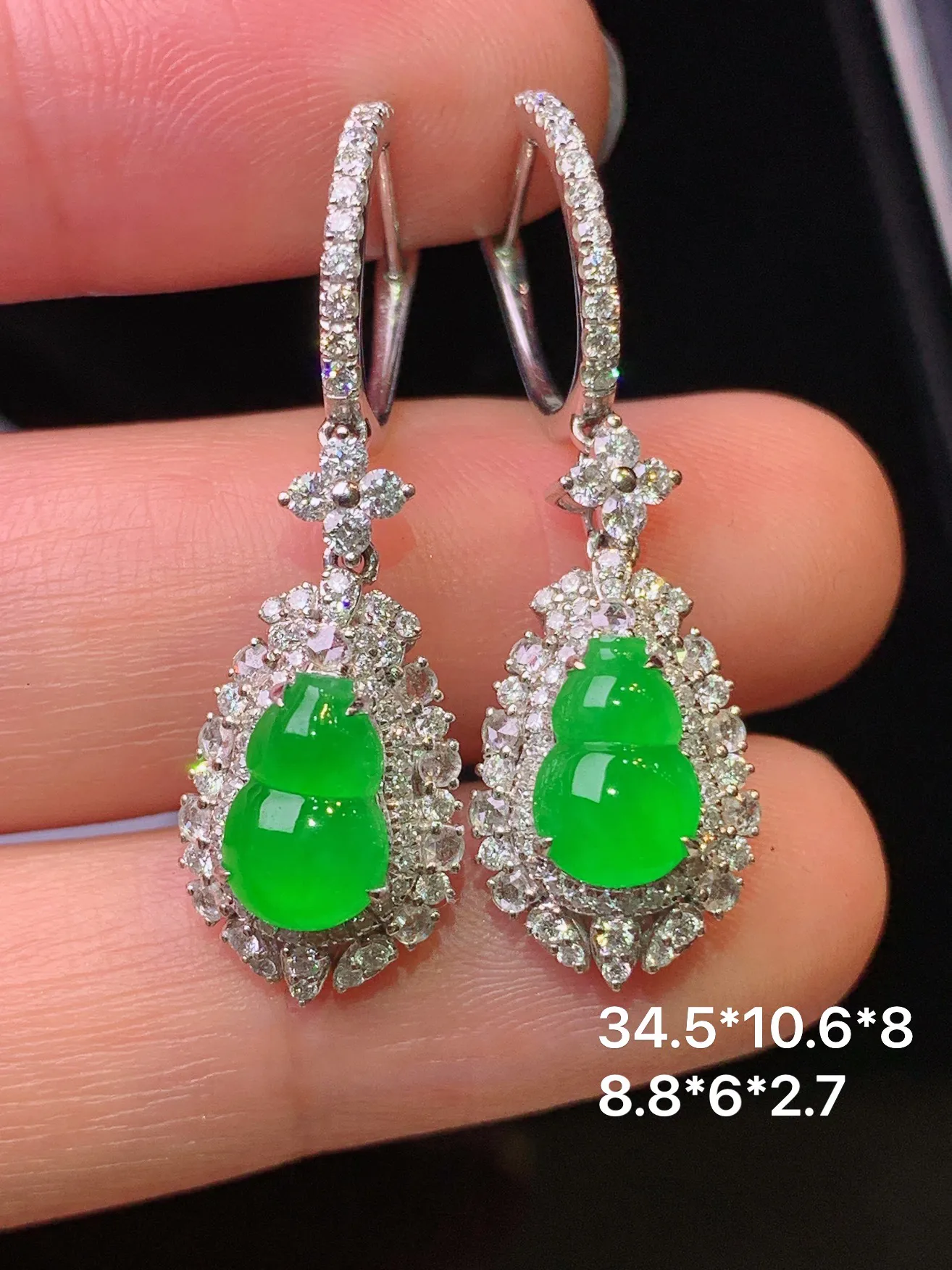 18k金钻镶嵌满绿葫芦耳坠 玉质细腻 水润亮眼 色泽艳丽 整体尺寸24.5*10.6*8