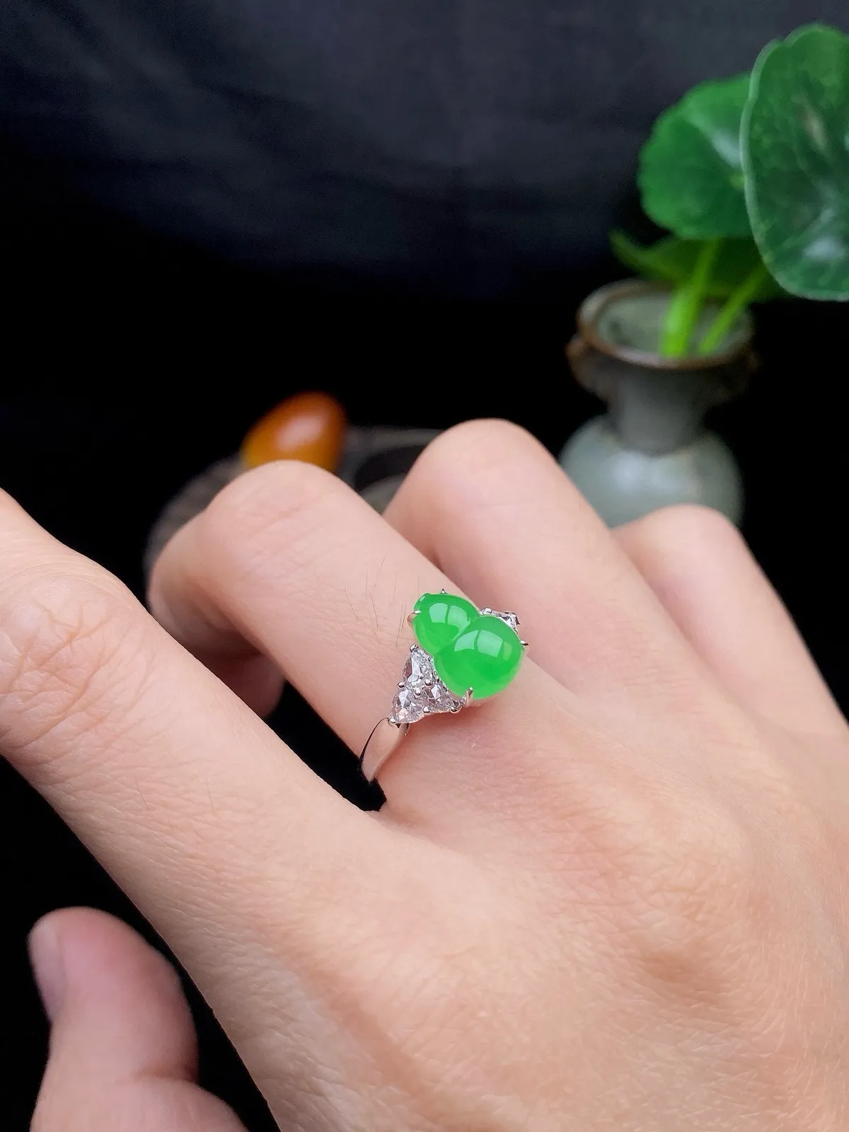 【冰种满绿葫芦戒指】质地细腻，冰润起光，胶感强烈，冰感明显，18K金钻精美镶嵌，裸石尺寸10*7.4*3.8毫米