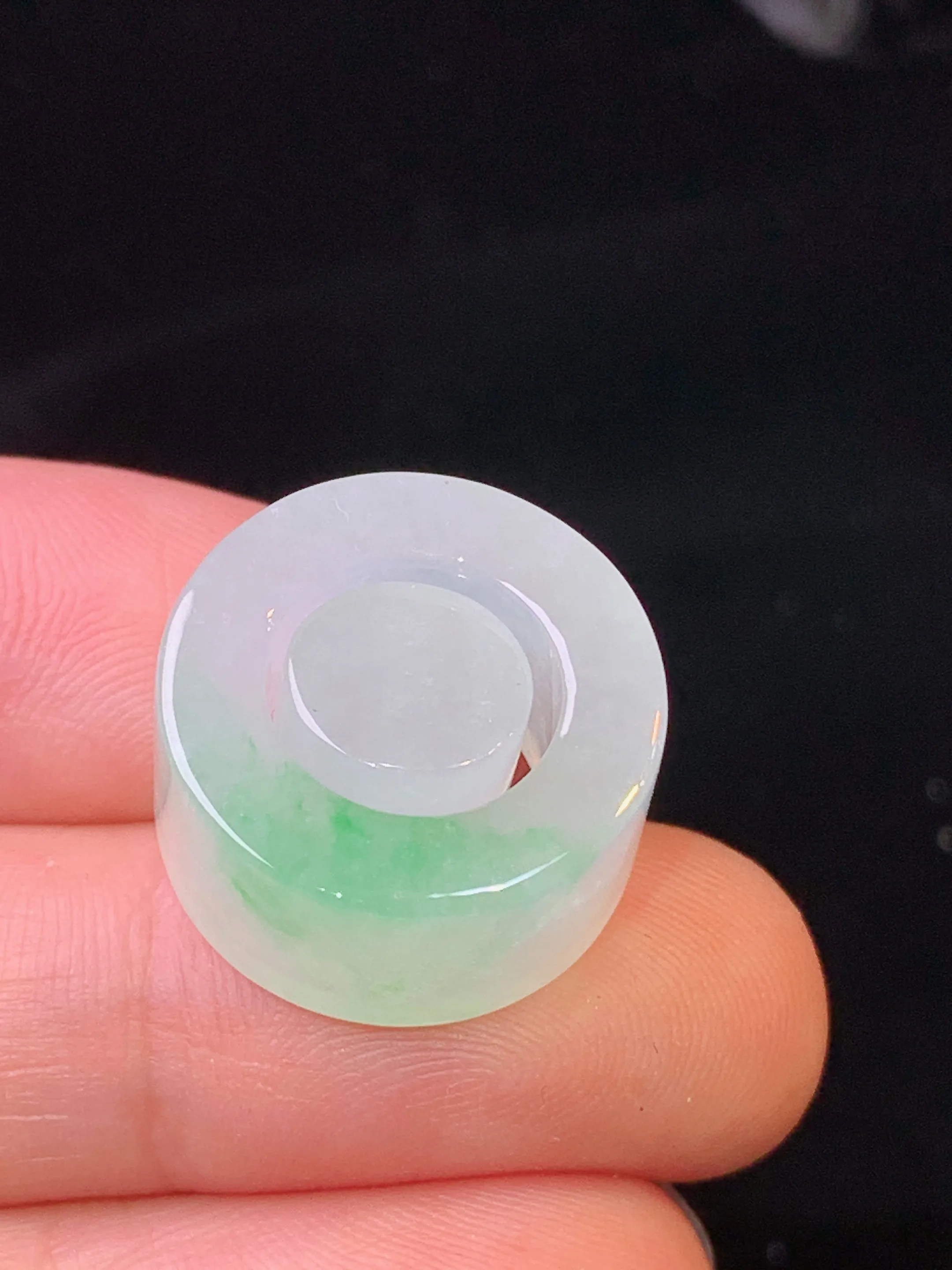 飘绿子母环吊坠 玉质细腻 水润亮眼 色泽艳丽 整体尺寸17.6*17.6*9