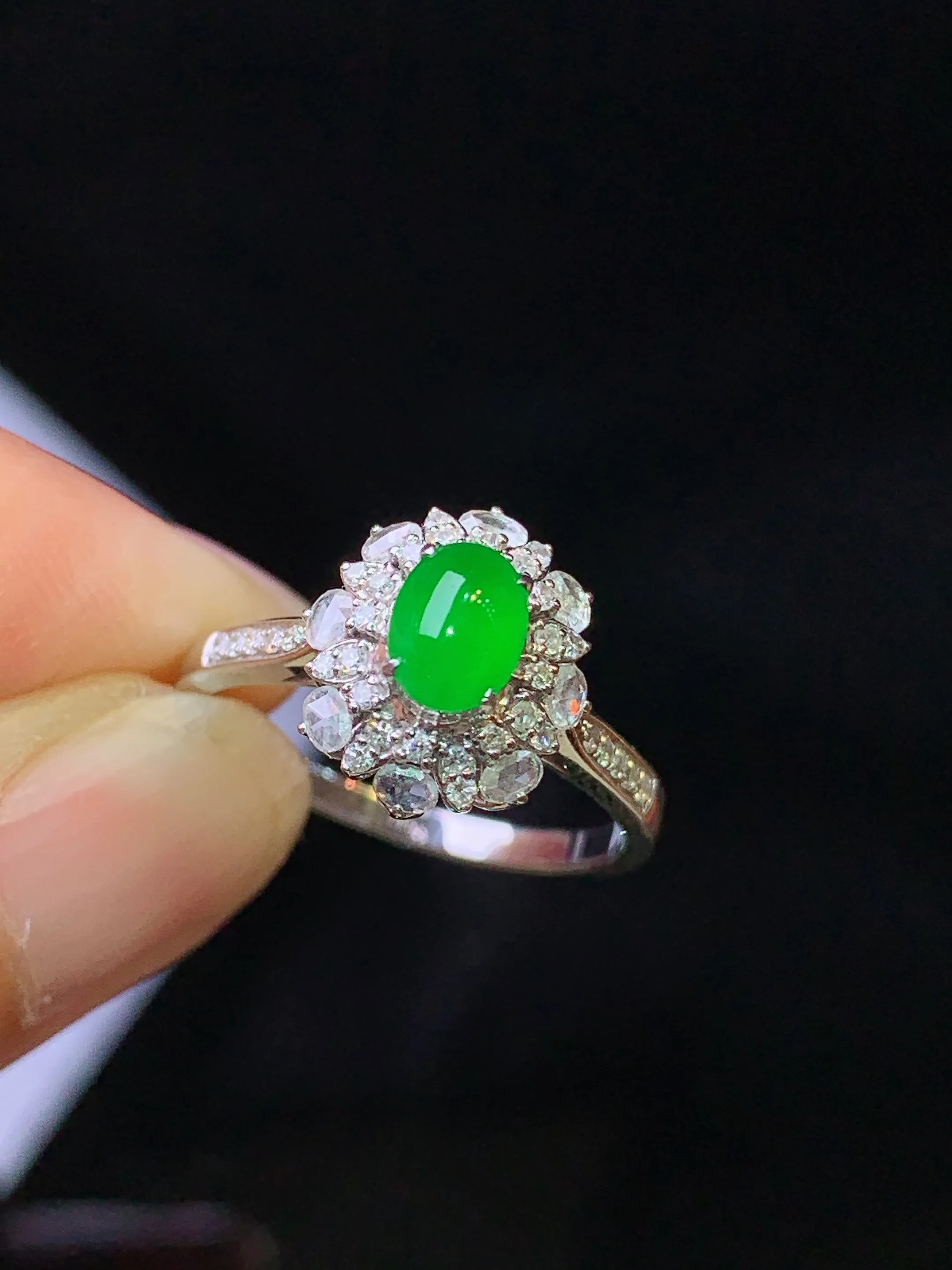 18k金钻镶嵌满绿蛋面戒指 玉质细腻 水润亮眼 色泽艳丽 圈口12.5 整体尺寸11.5*10*8.8