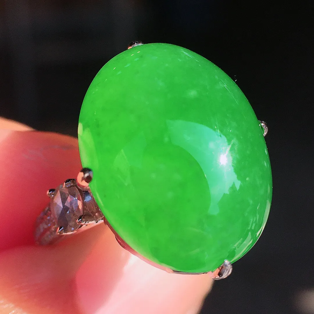 阳绿蛋面戒指，色泽均匀艳丽，玉质细腻，荧光感超
强，饱满圆润，尽显优雅气质，18k
金豪华镶嵌