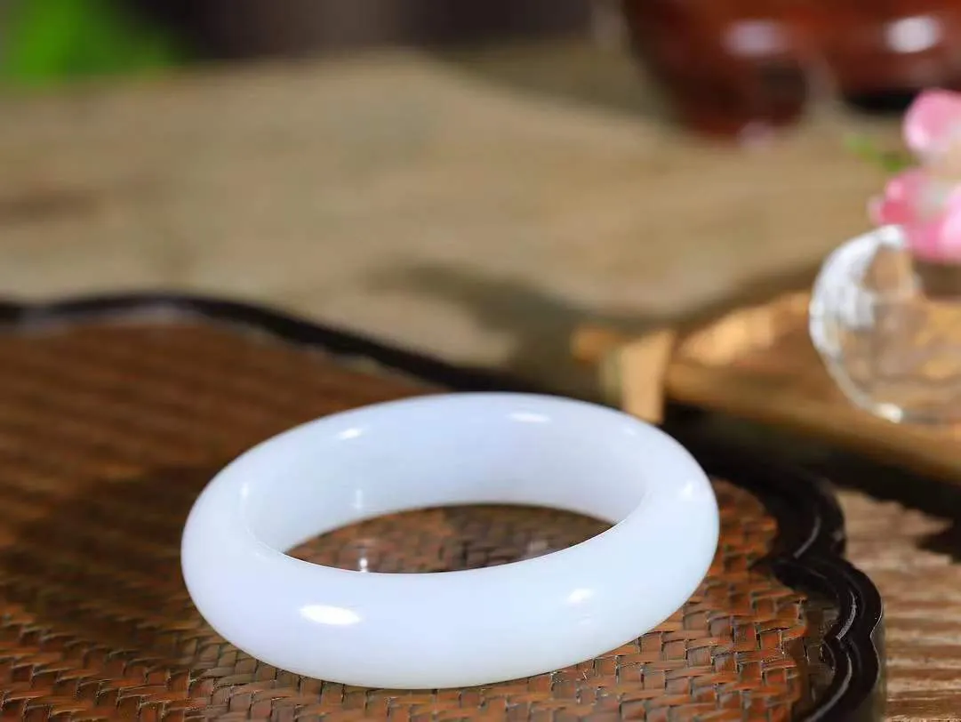 【一见钟情·手镯】

收藏级和田玉白玉手镯。镯型饱满，温润细腻，脂润沁香。️执一卷书，沏一盏