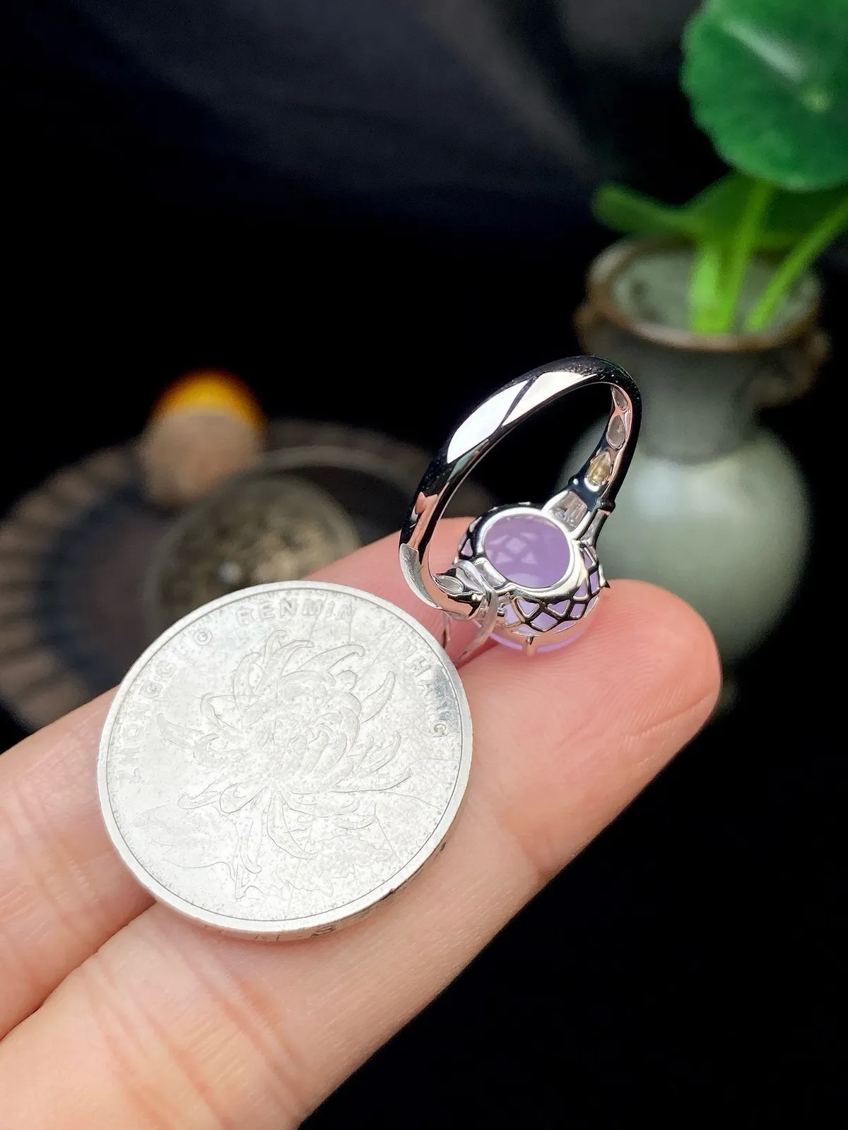 【冰种紫蛋面戒指】质地细腻，饱满度很好，晶莹剔透，18k金钻镶嵌，裸石尺寸11.1*10*5毫米