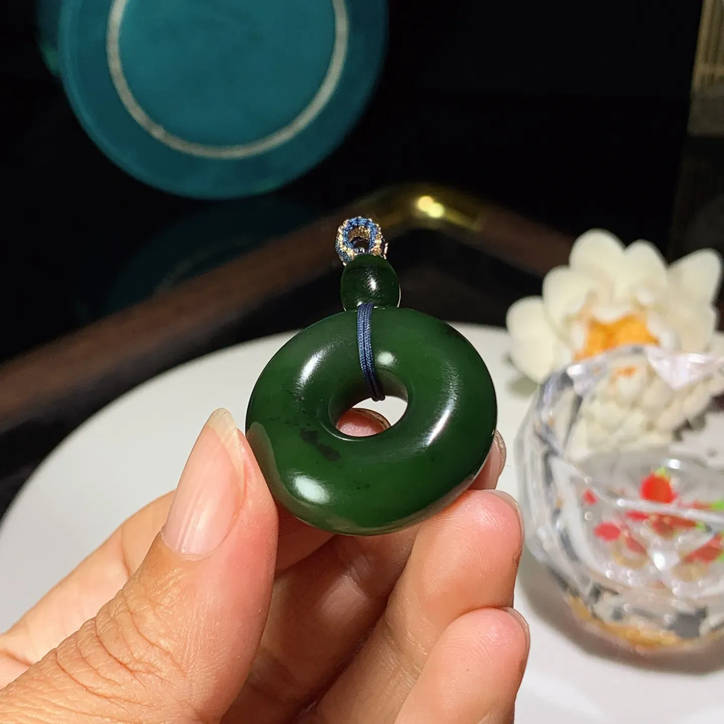 和田玉红皮料菠菜绿俄罗斯碧玉怀古平安环挂件。尺寸29/11重17克。玉质细腻油润。手推出油。佩戴高端典雅。lt251208