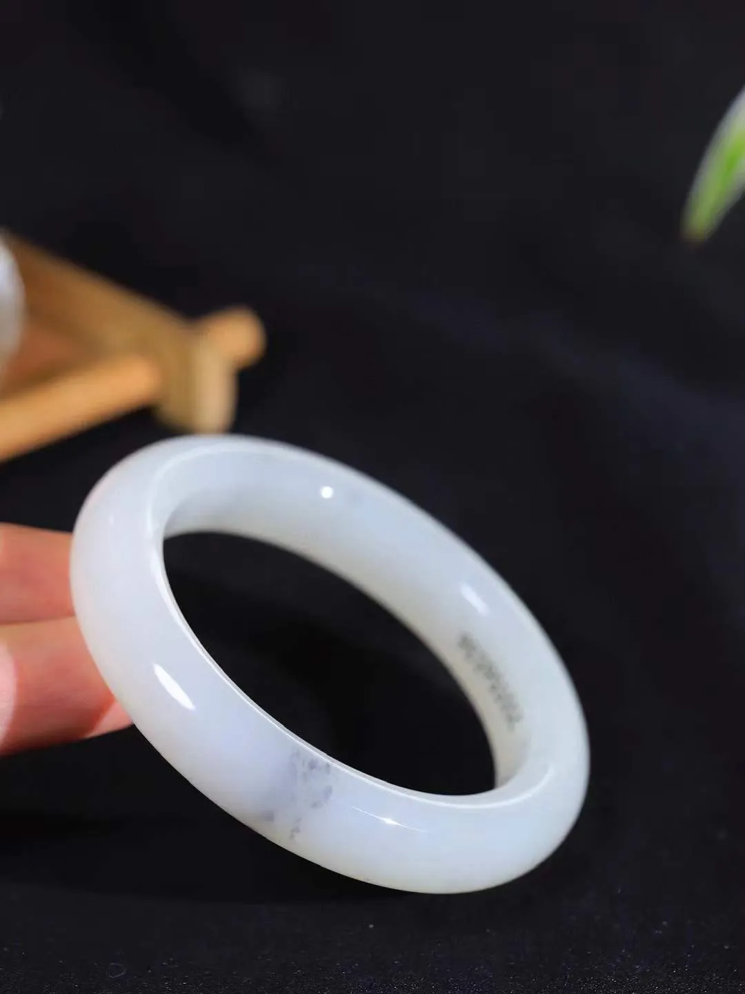 【情有独钟.手镯】

精品和田玉飘花双色手镯 玉质温润细腻 油性十足 手感舒适，高华雅逸，线条流畅，简约大气，美自天成，素雅高贵。佩戴于腕间，婉约之美，举手投足间透出那低调奢华。重62.5克 内径53.5mm 尺寸12.6-10mm   FDA-79123851