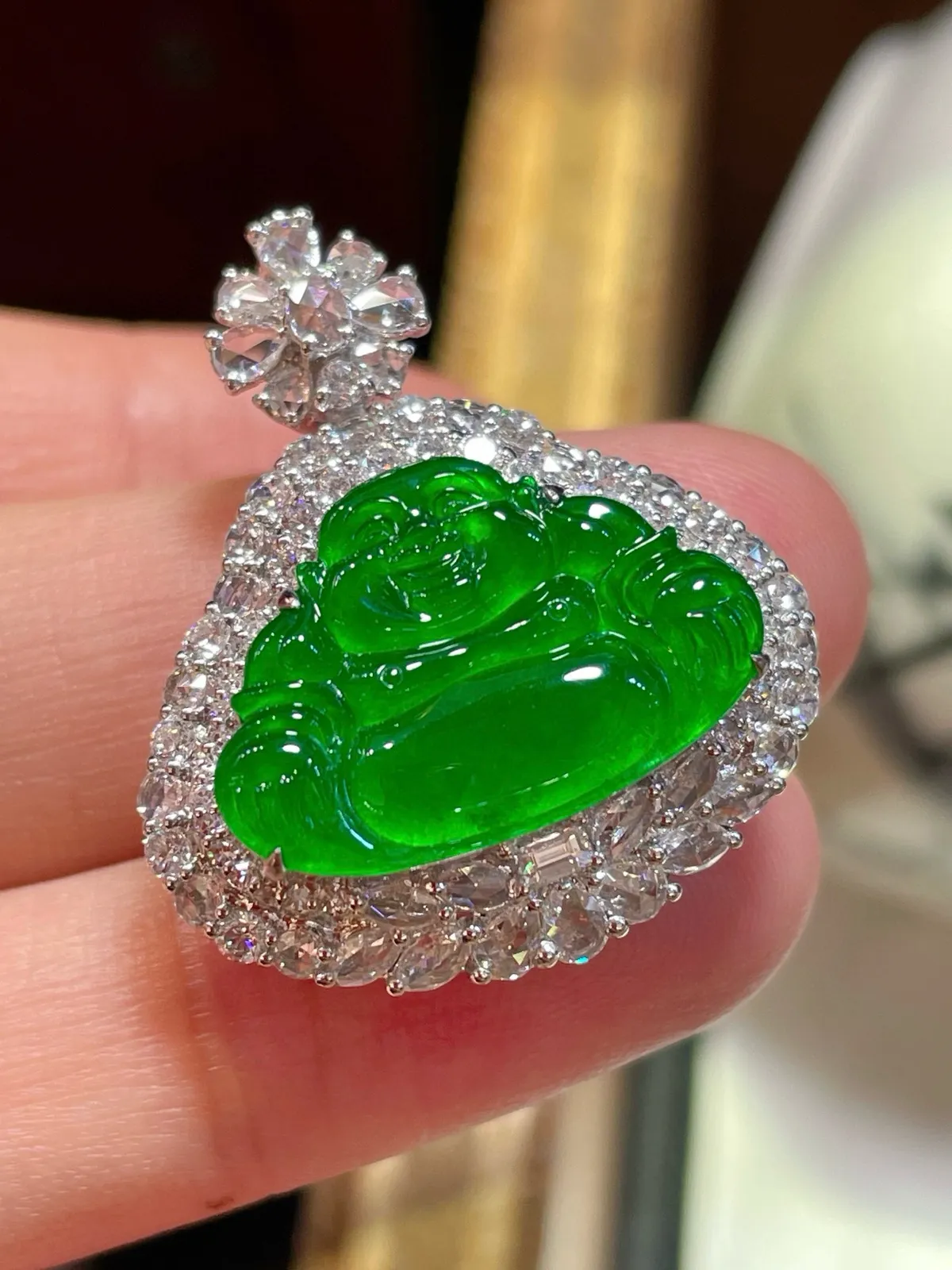 满阳绿佛公吊坠，色阳艳丽。
吊坠整体大气，开脸喜庆
饱满圆润，种水一流，佛形厚装大气
18k金豪华镶嵌