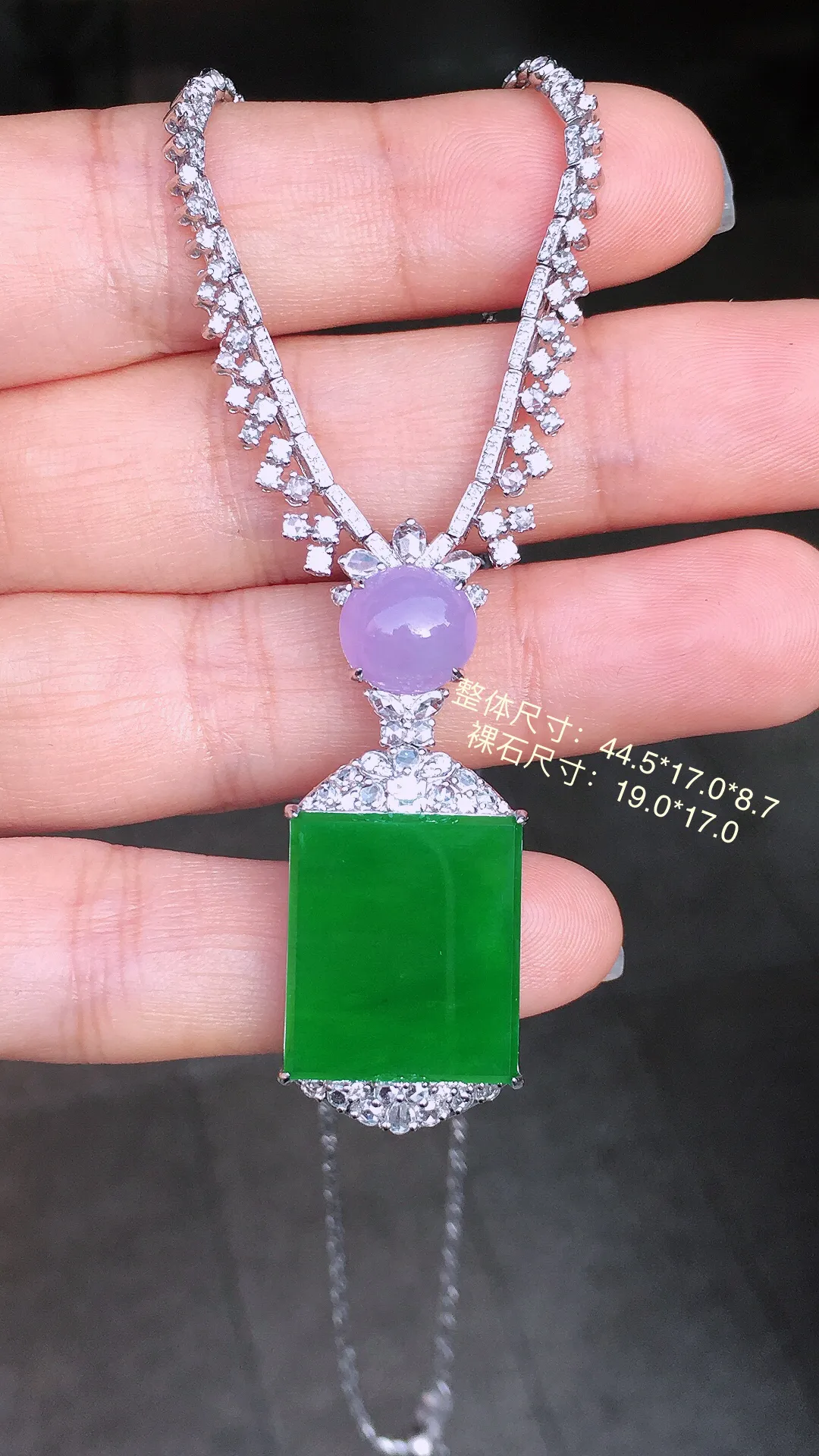 阳绿无事牌项链，色泽均匀艳丽，玉质细腻，荧光感超
强，饱满圆润，尽显优雅气质，18k
金豪华镶嵌