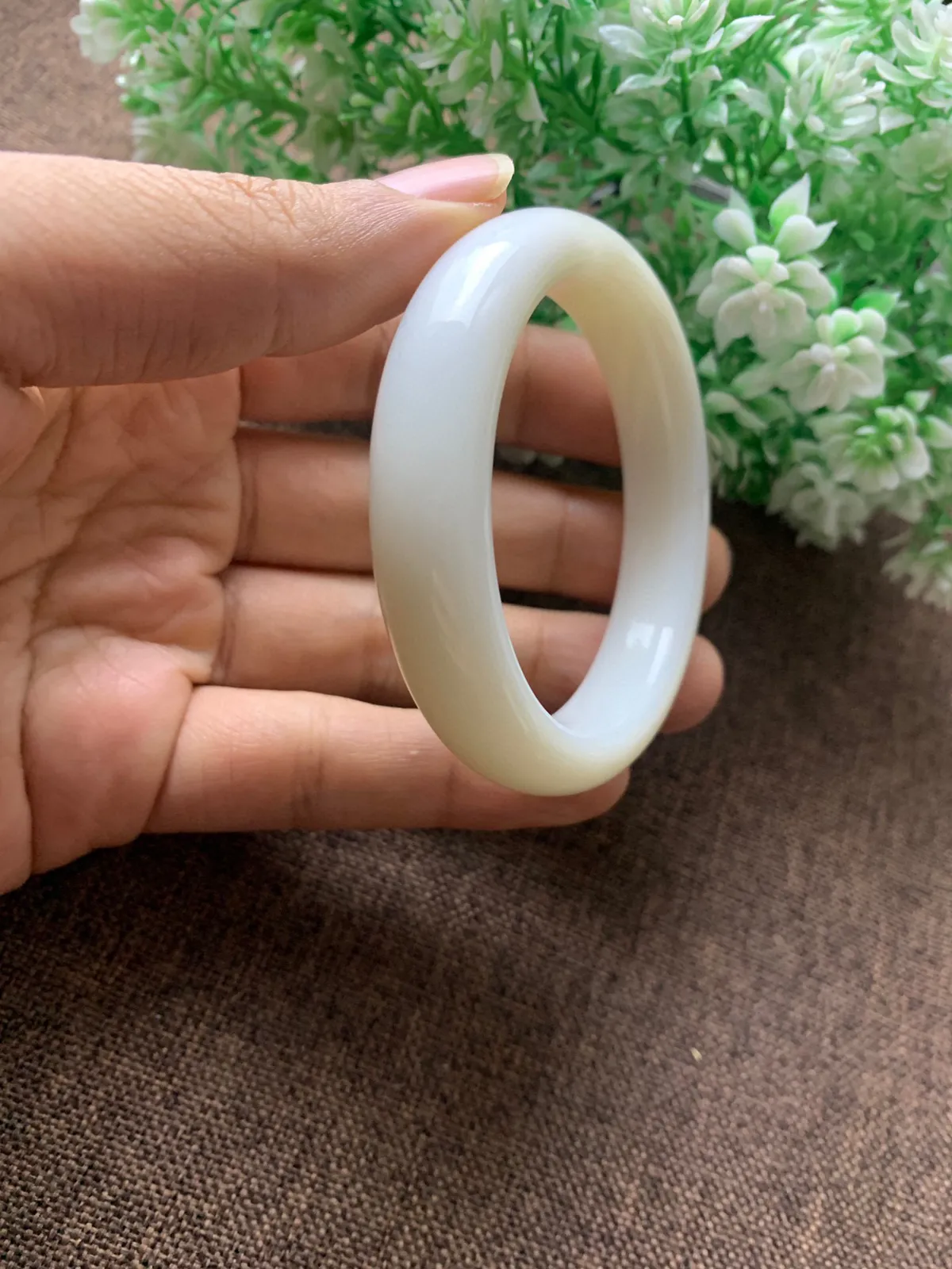 和田玉54.5圈口白玉手镯，品质好，玉质细腻油润，底色纯净 ，高脂粉