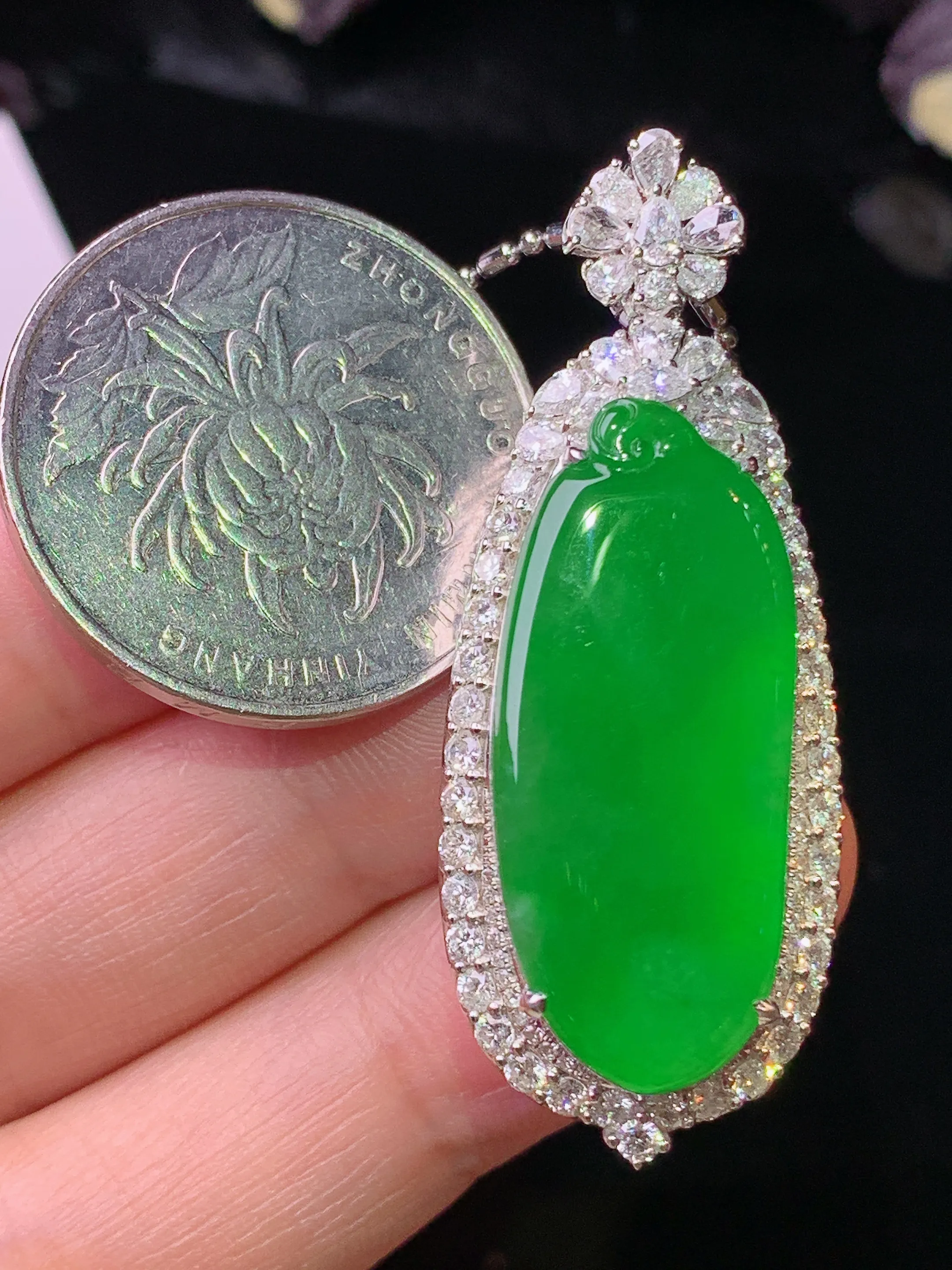 18k金钻镶嵌满绿福瓜吊坠 玉质细腻 水润亮眼 色泽艳丽 整体尺寸44.3*17.3*11.3