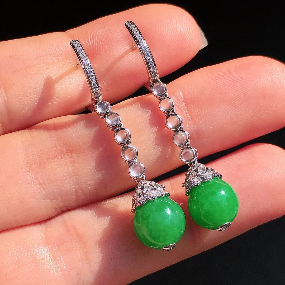 阳绿珠子耳坠，色泽均匀艳丽，玉质细腻，荧光感超
强，饱满圆润，尽显优雅气质，18k
金豪华镶嵌