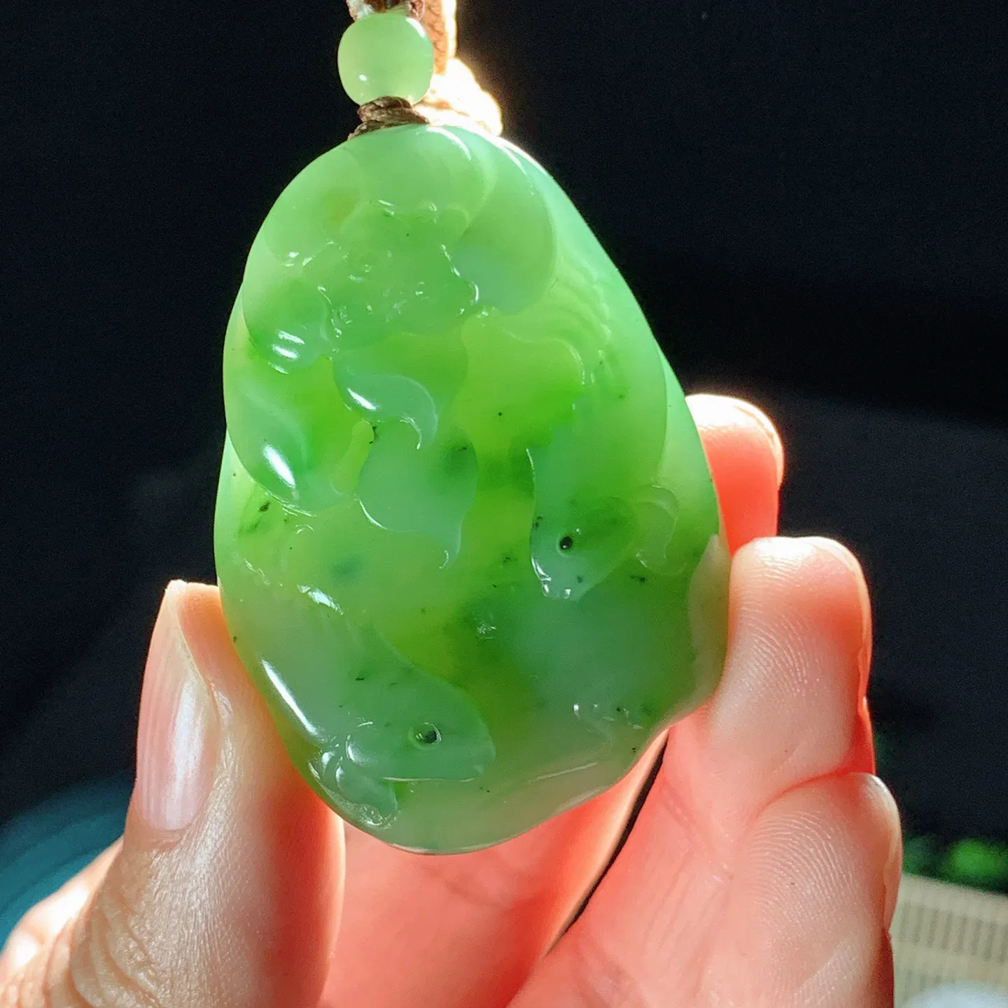 和田玉苹果绿俄罗斯碧玉连年有余挂件。尺寸45/32/14重33.5克。玉质细腻油润。手推出油。佩戴高端典雅。lt251208