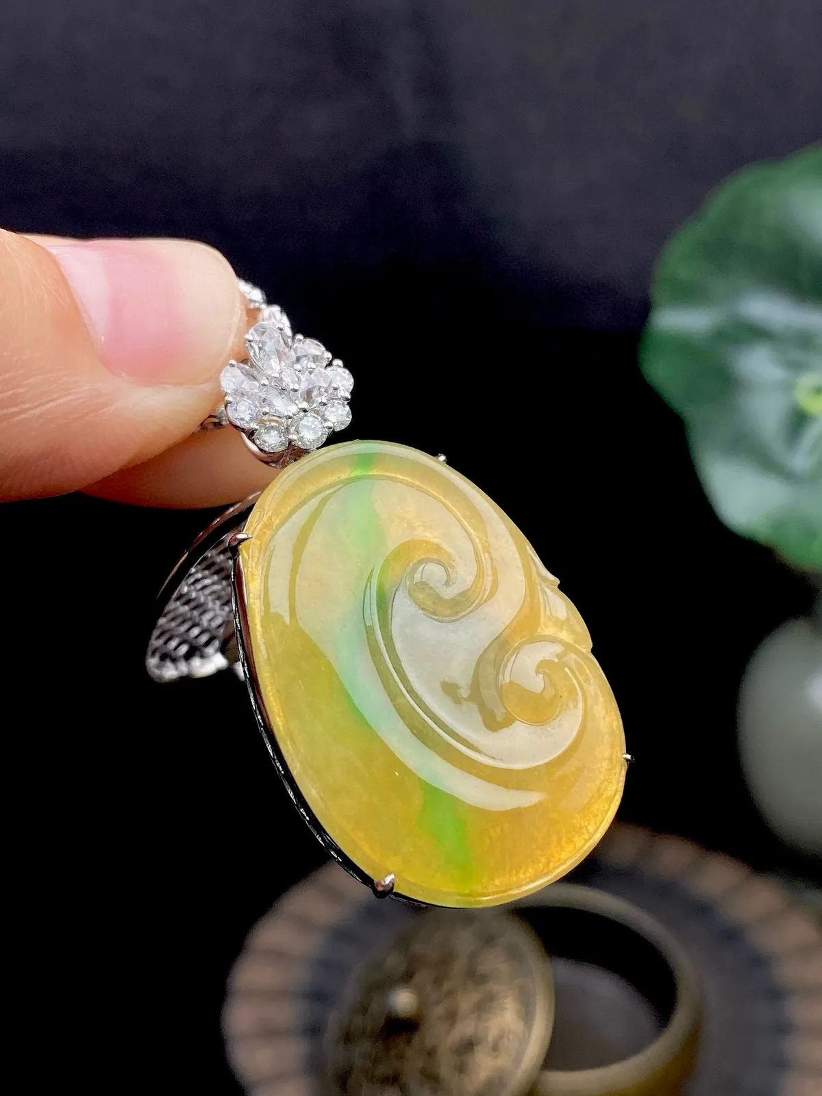 【冰种黄加绿如意吊坠】种水很好，颜色漂亮，浓郁纯正，上身佩戴效果上佳，冰润通透，晶莹闪亮，18K金钻