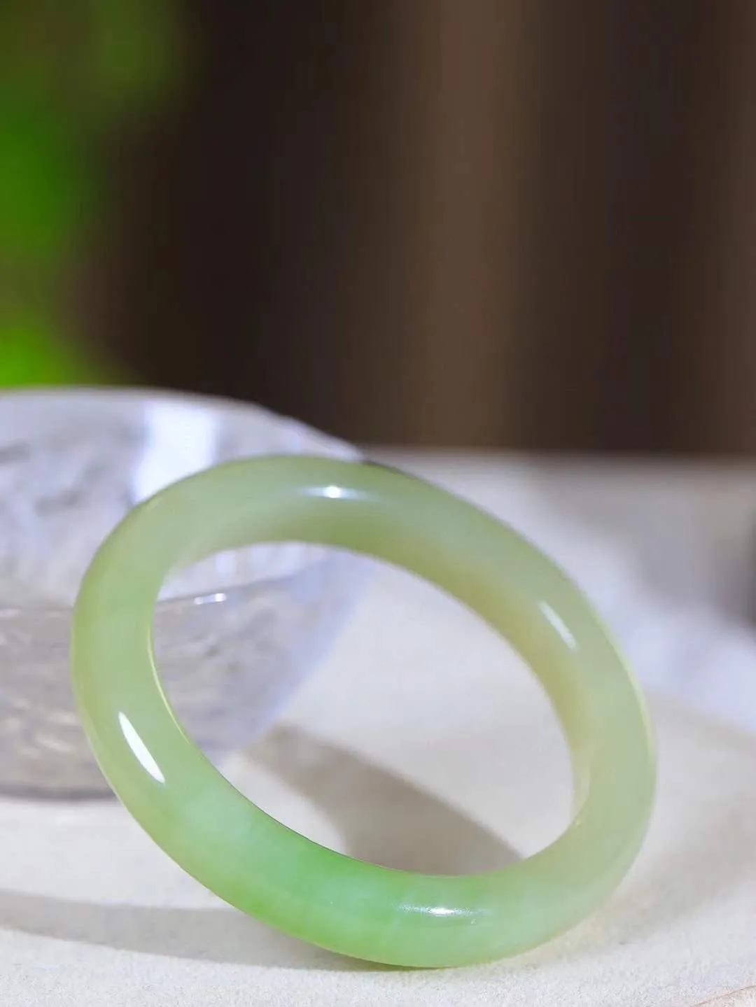 【翠色怡人.手镯】

精品和田玉翠青手镯，精品超级美镯，玉质细腻饱满，️温润脂香，仙雾缥缈，怡静如画，意蕴十足～，戴于腕间，神秘与高贵并存，给人以出尘的风雅，优美脱俗，气质非凡。重60.8克 内径58.5mm尺寸12-9.4mm19125800A