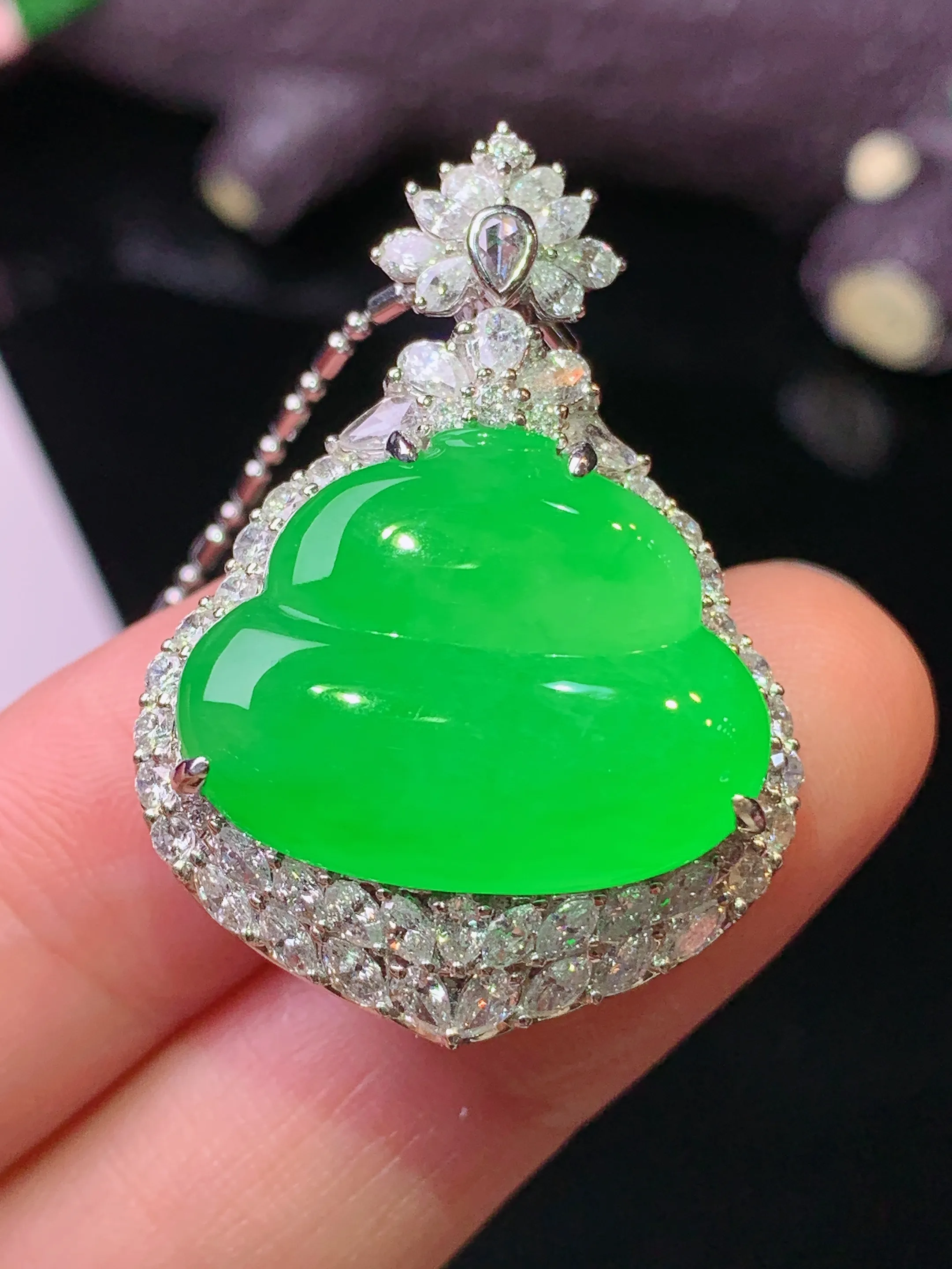 18k金钻镶嵌满绿葫芦吊坠 玉质细腻 水润亮眼 色泽艳丽 整体尺寸34.8*25*13