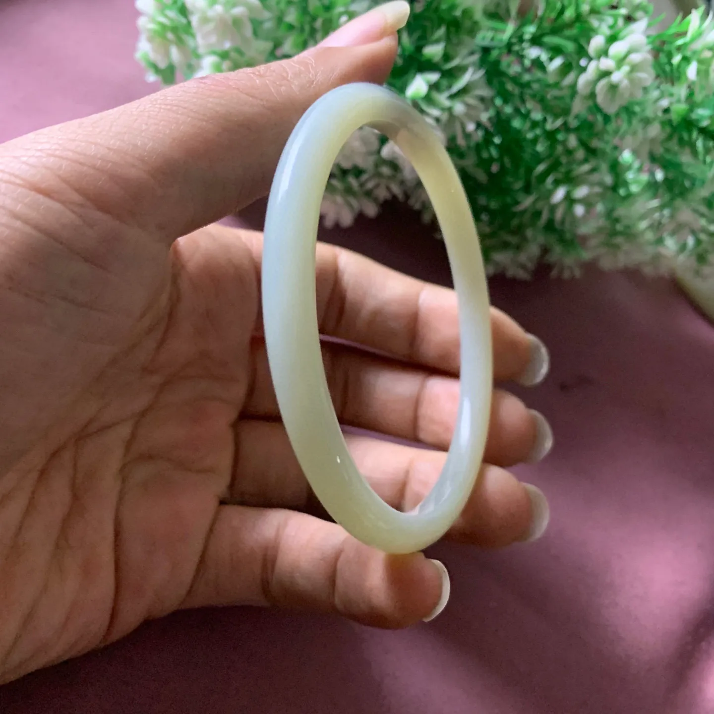 64圈口和田玉手镯【挽间柔情】，镯型古朴典雅。在诗情画意的雨巷相遇，你是我腕间的一抹风情，有你眸有深