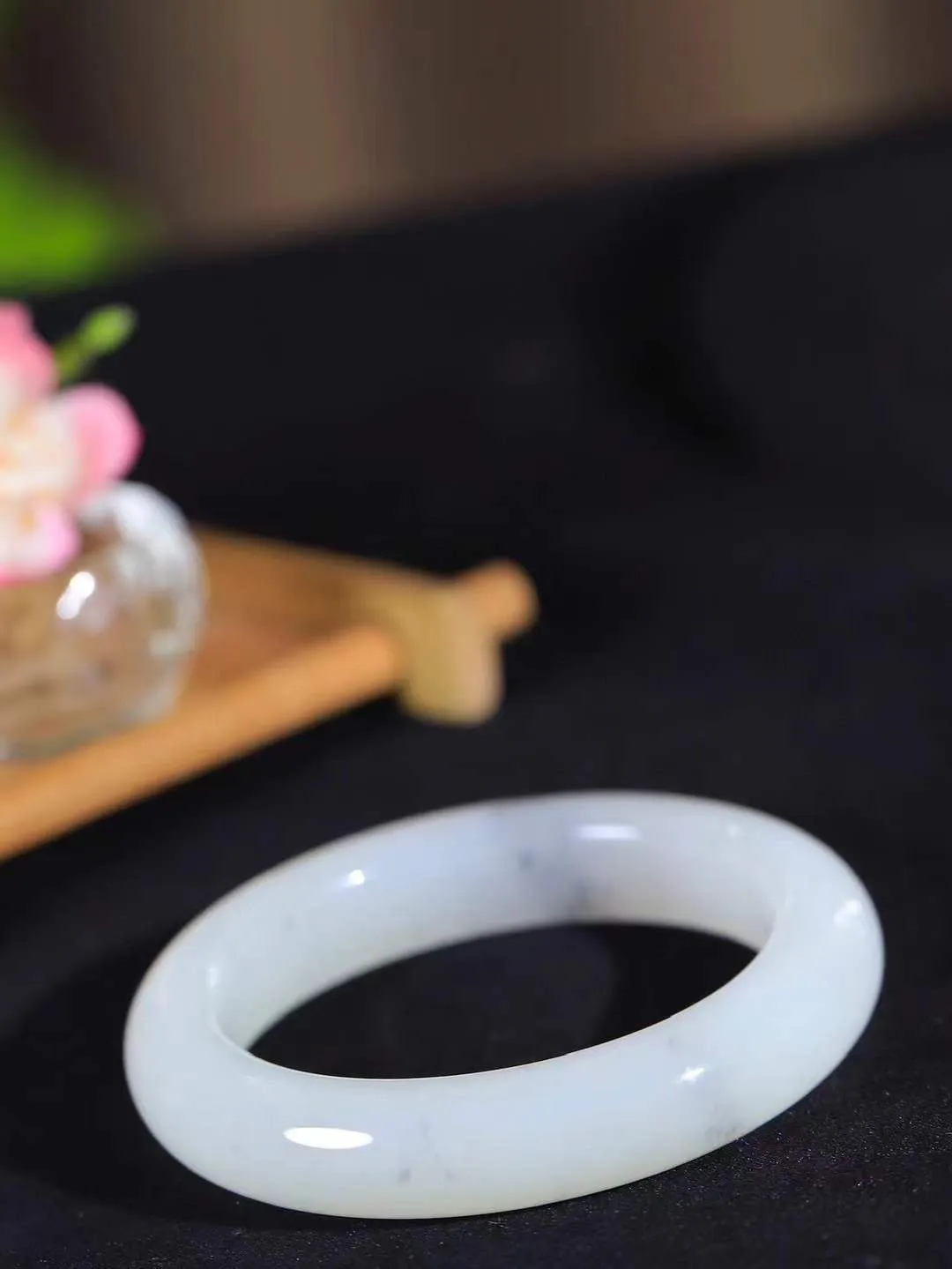 【情有独钟.手镯】

精品和田玉飘花双色手镯 玉质温润细腻 油性十足 手感舒适，高华雅逸，线条流畅