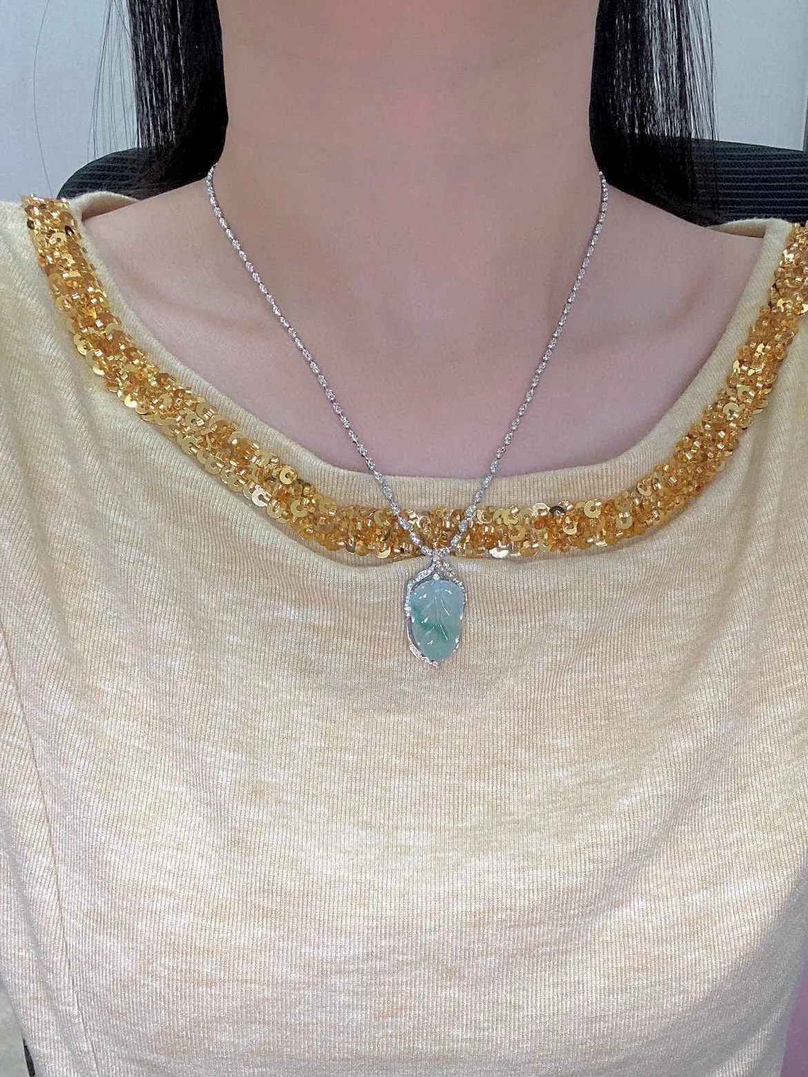 【冰种飘花叶子】金枝玉叶，质地细腻，冰润透亮，光泽出众，18k金钻镶嵌，裸石尺寸21*13.5*3.5毫米