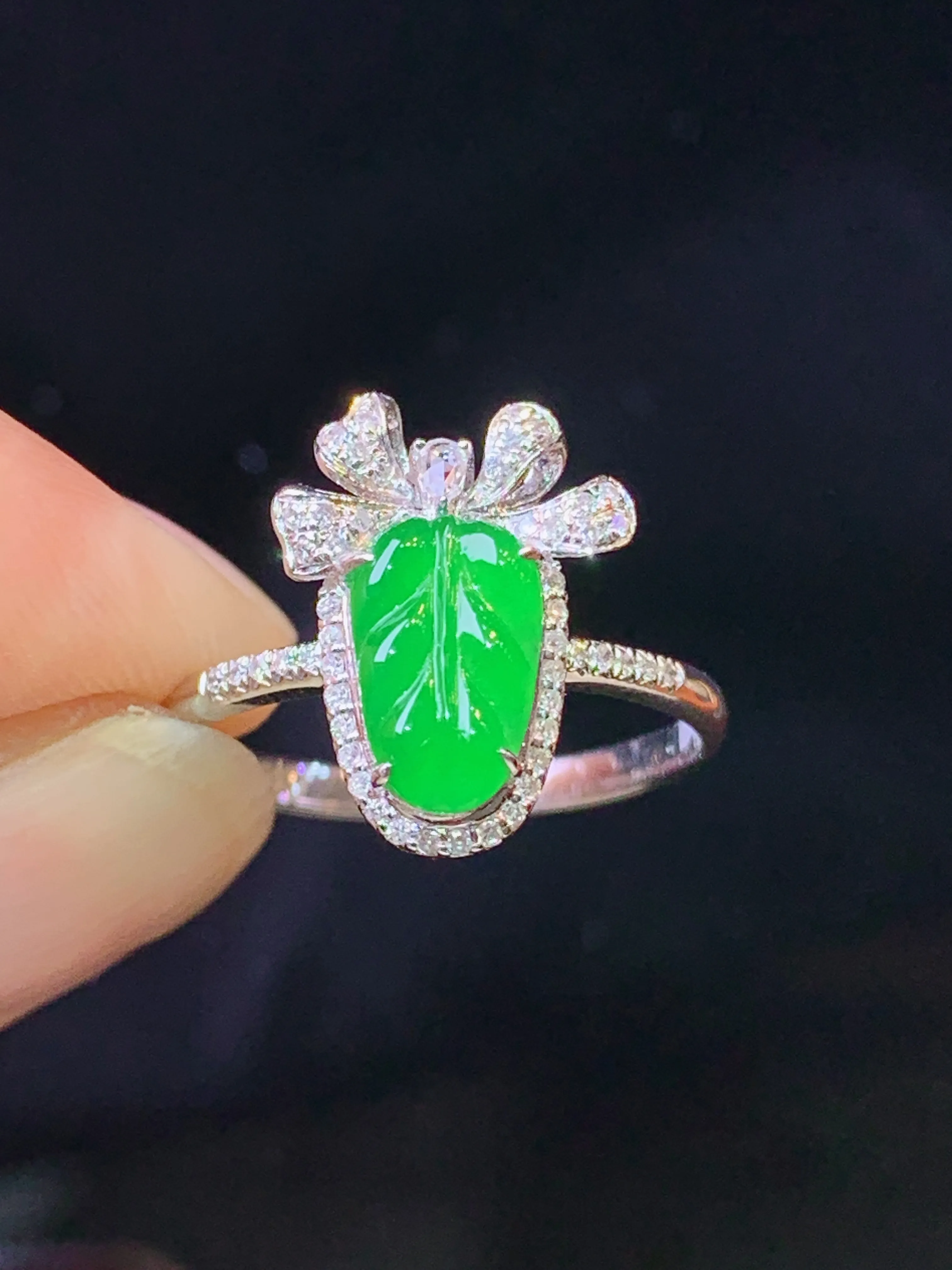 18k金钻镶嵌翠绿树叶戒指 玉质细腻 水润亮眼 色泽艳丽 圈口14 整体尺寸14.5*11*5.5