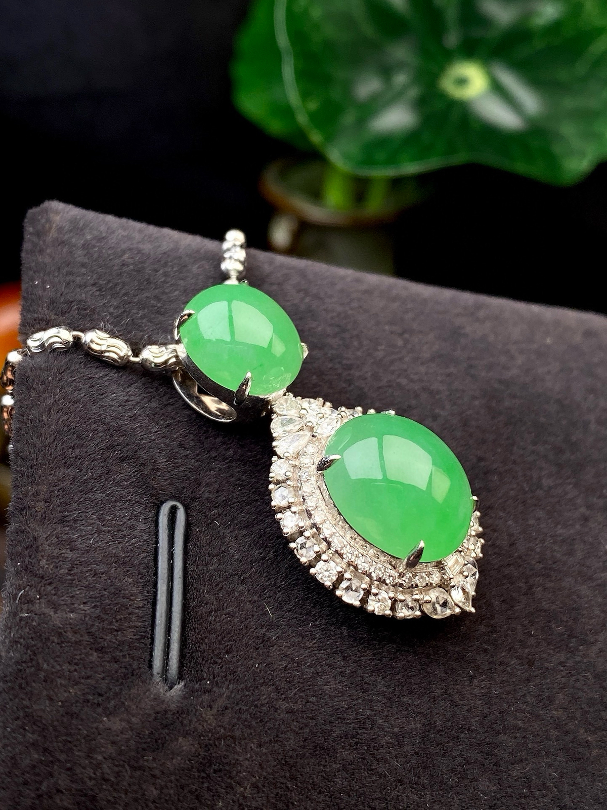 【冰种满绿蛋面吊坠】质地细腻，种水上乘，通透闪亮，晶莹剔透。18K金钻精美镶嵌，裸石尺寸12.1*10.4*5.2毫米